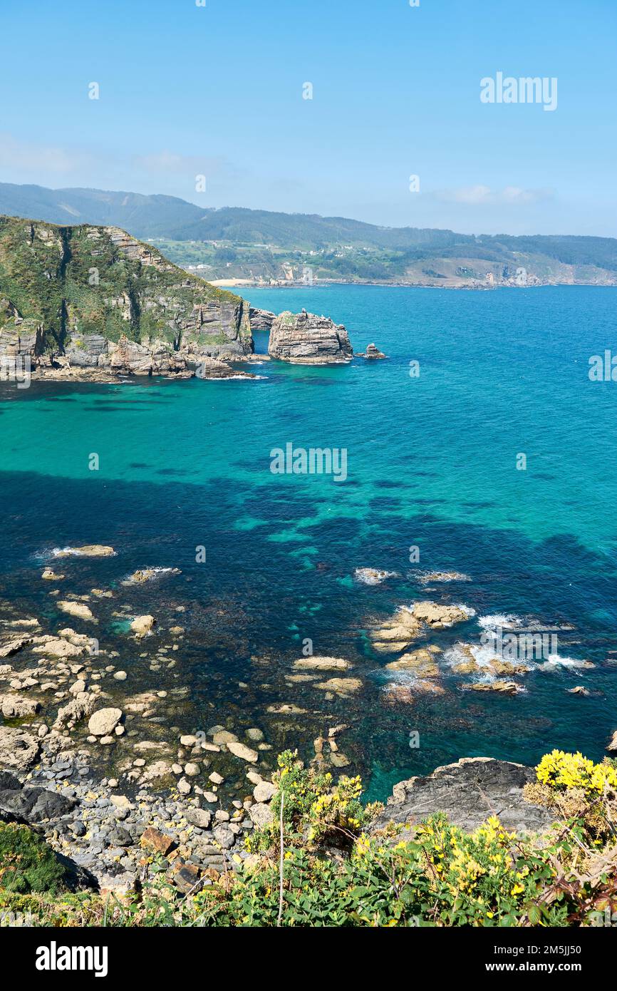 An aerial view of lake surrounded by greenery cliffs Stock Photo - Alamy