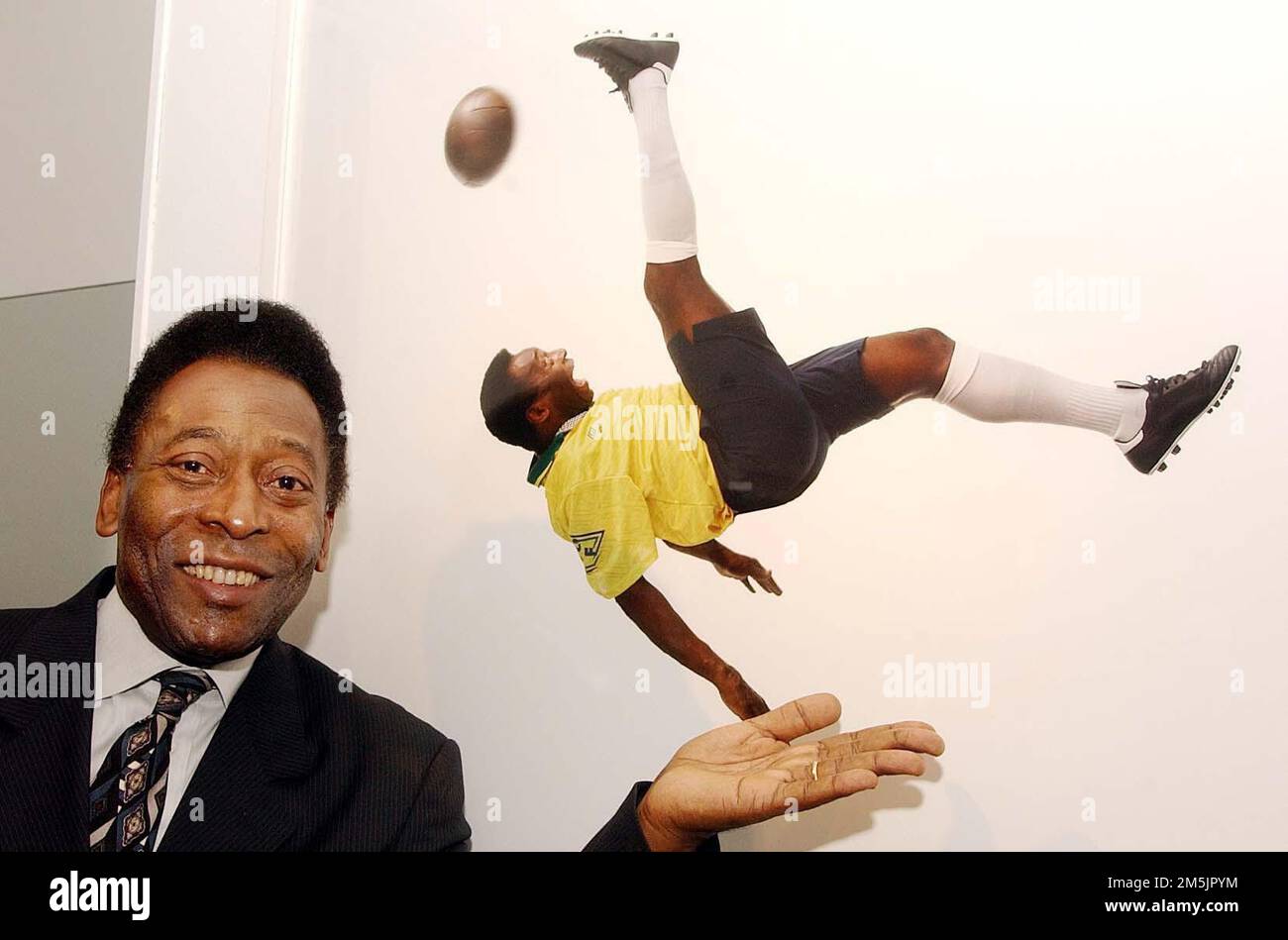 File photo dated 09-10-2003 of Brazilian soccer legend Pele with a photograph of himself doing an overhead scissors kick, taken by Lord Patrick Lichfield. Brazil great Pele has died at the age of 82, his family have announced on social media. Issue date: Thursday December 29, 2022. Stock Photo