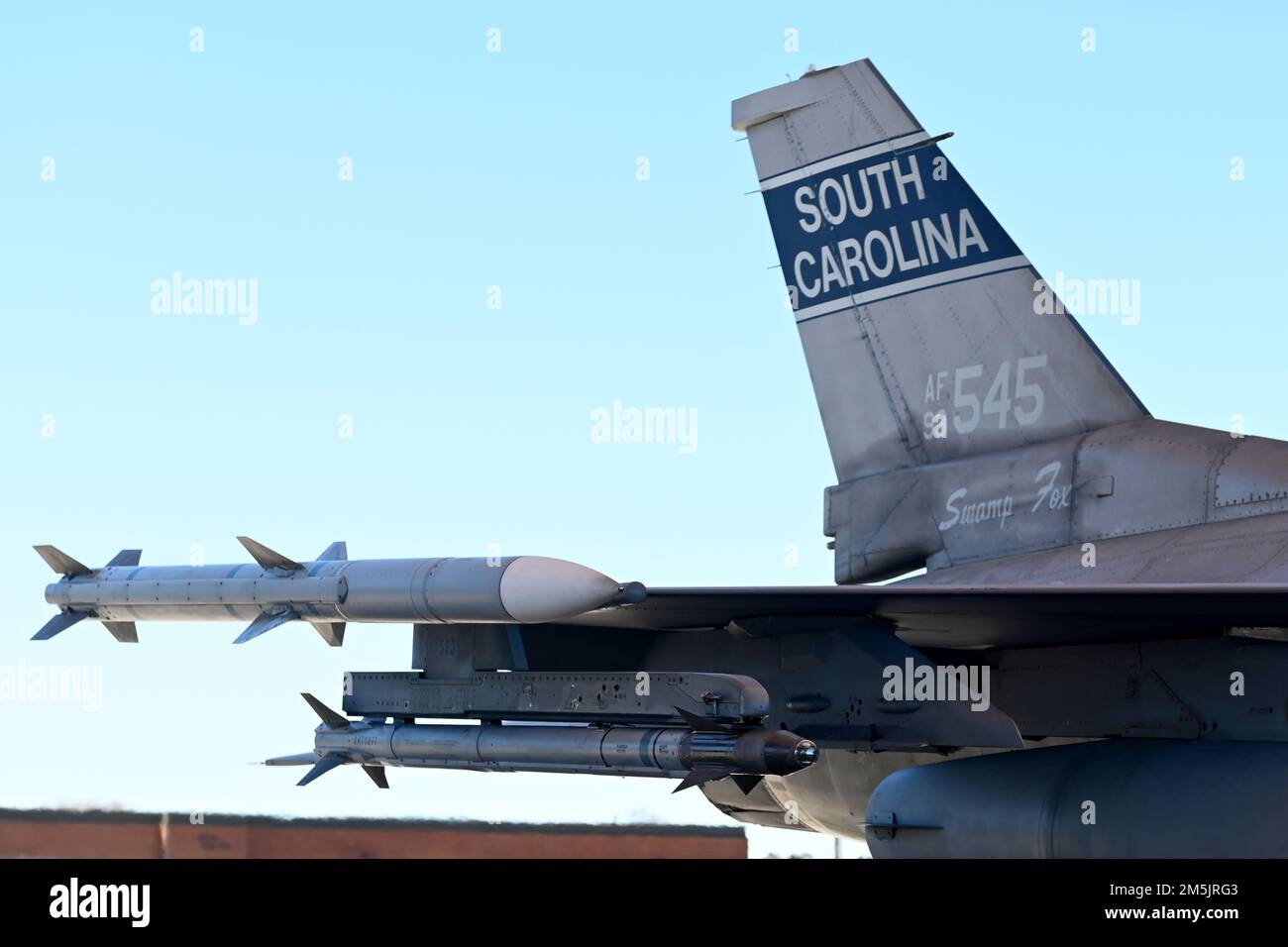 U.S. Air Force pilots and ground crew from the 169th Fighter Wing prepare for the launch of their F-16 Fighting Falcon jets from McEntire Joint National Guard Base, South Carolina, March 20, 2022. Stock Photo