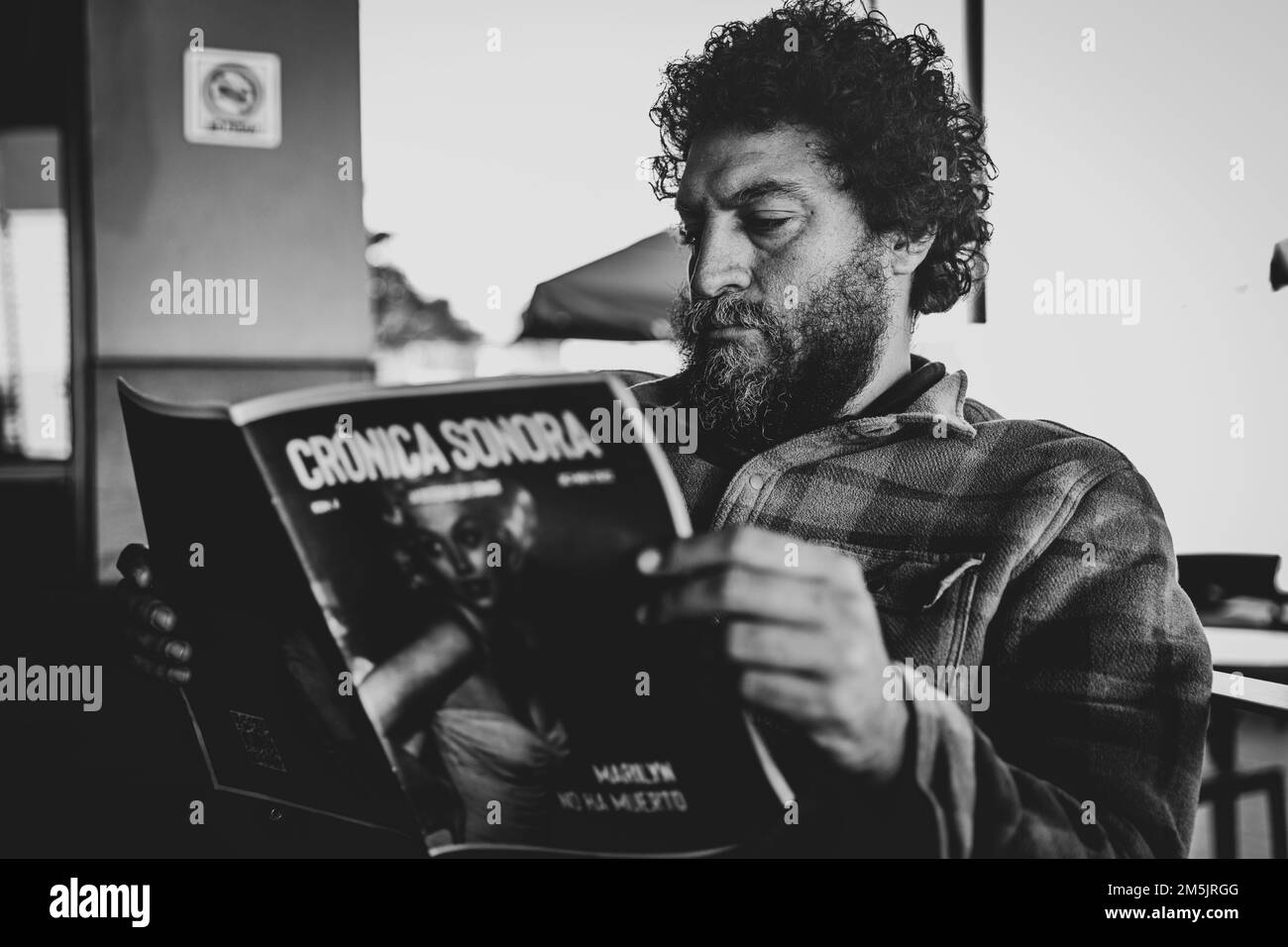 Benjamin Alonso Rascon , director de Crónica Sonora lee su revista en