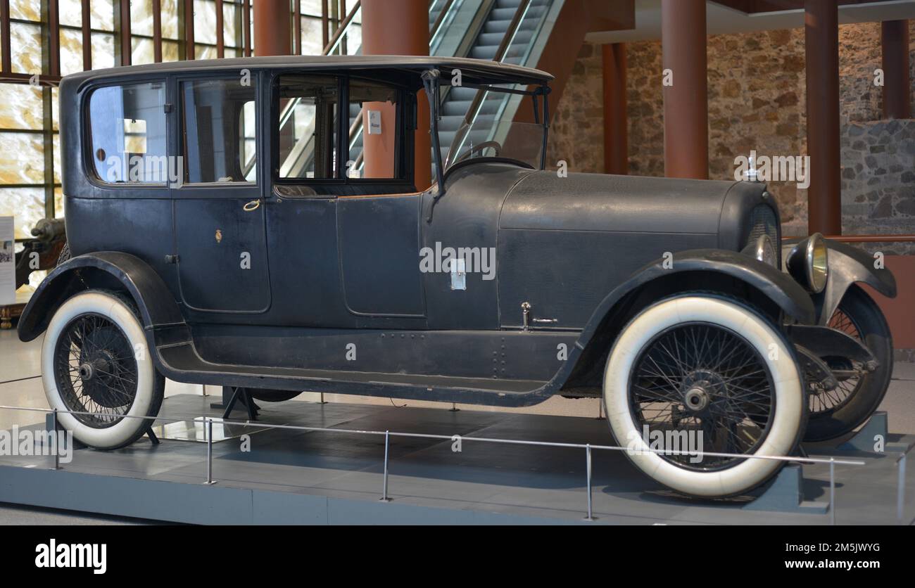 Automobile vehicle 'Marmon 34'. Marmon 34 Limousine, 1917. Car with License Plate ARM-121 in which Eduardo Dato Iradier, President of the Spanish Council of Ministers, was travelling when he was assassinated in Madrid on 8 March 1921. Army Museum. Toledo, Spain. Stock Photo
