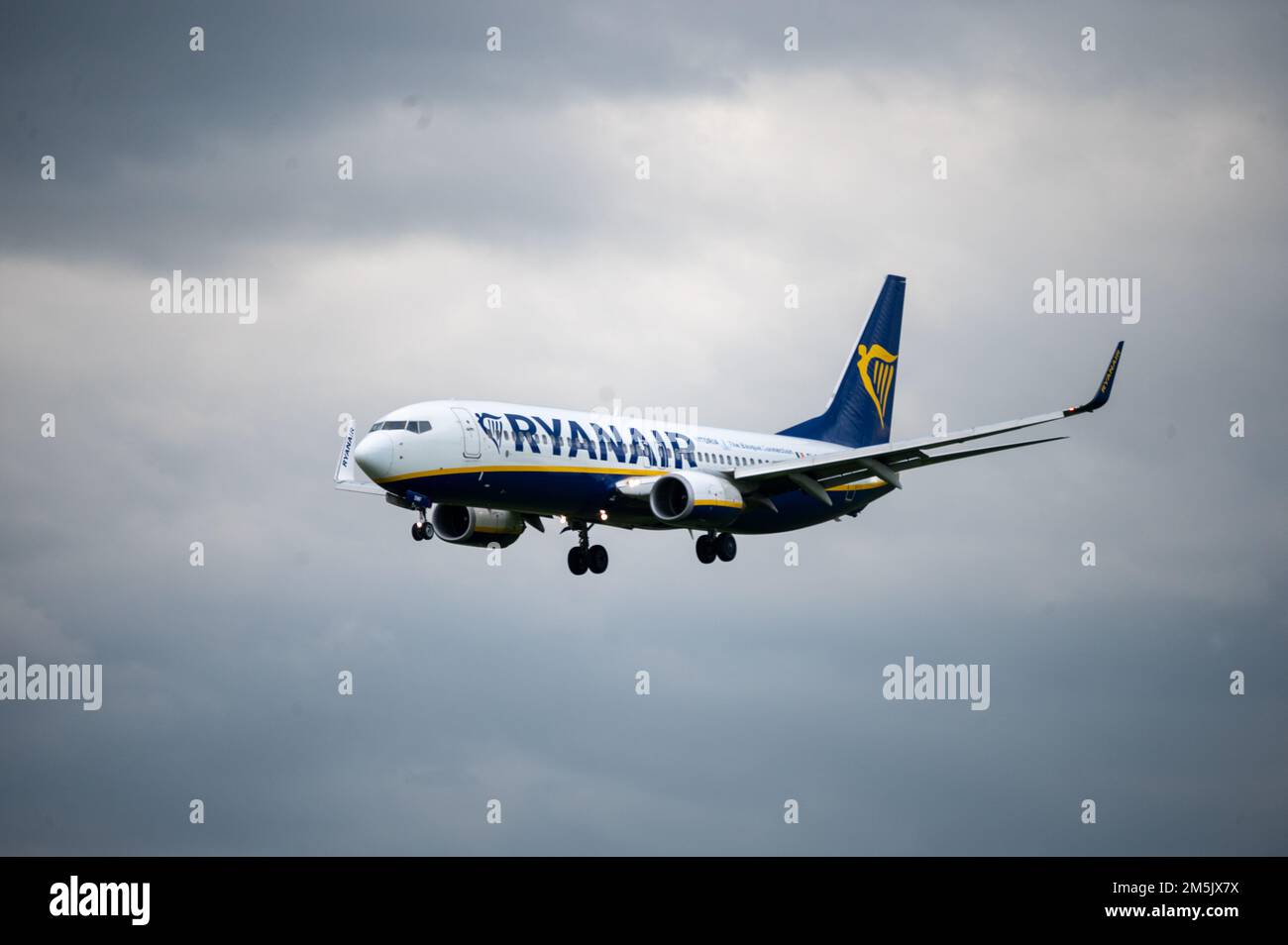 Ryanair flight landing at East Midlands airport Stock Photo - Alamy