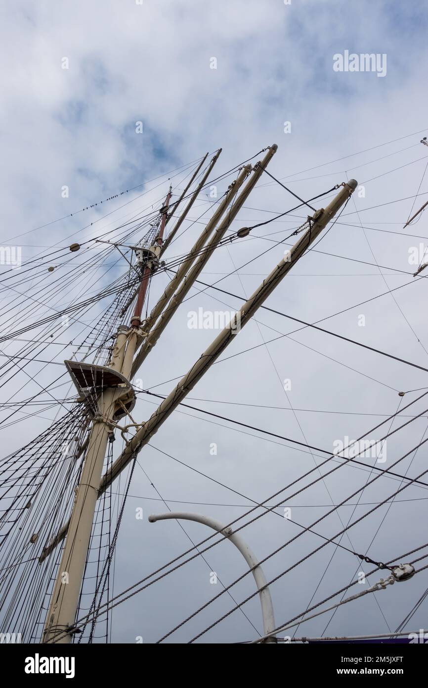 Rigging masts on a deepsea sailing ship. The mast photographed against