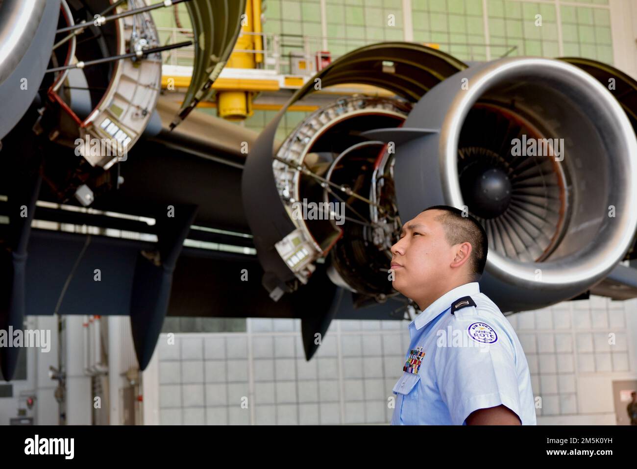 Joshua Andrews, West Anchorage High School Junior ROTC cadet, views a C-17 Globemaster III while on a tour of the 15th Maintenance Group at Joint Base Pearl Harbor-Hickam, Hawaii, March 21, 2022. Cadets learned about the C-17’s capabilities and talked with 15th Wing maintainers about their career fields. (Air Force photo by 1st Lt. Benjamin Aronson) Stock Photo