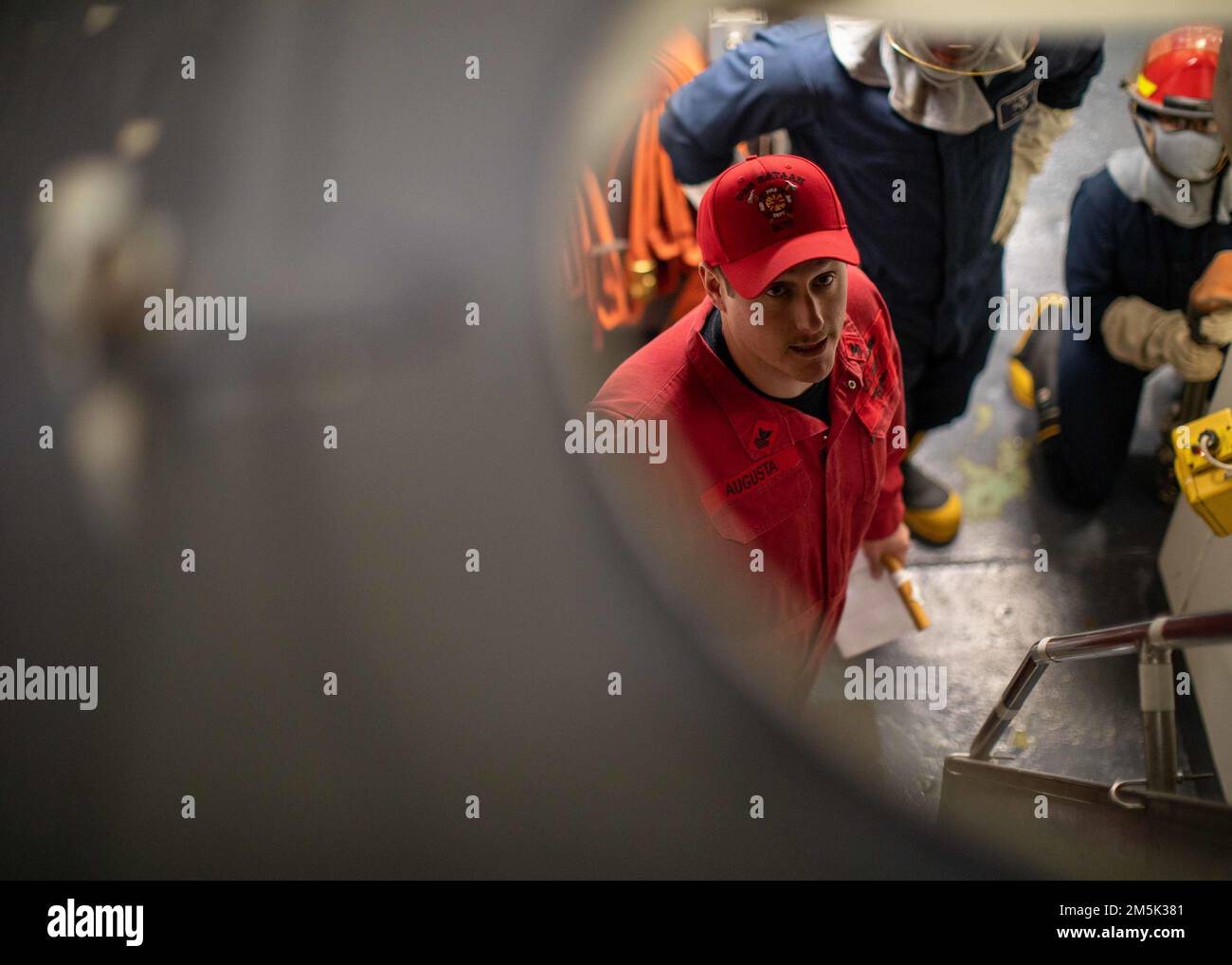 220321-N-AB188-1114  NORFOLK, VA. (March 21, 2022) - Damage Controlman 1st Class Andrew Augusta, assigned to the amphibious assault ship USS Bataan (LHD 5), trains Sailors on damage control procedures during a damage control drill, March 21, 2022. Bataan is homeported at Naval Station Norfolk. Stock Photo