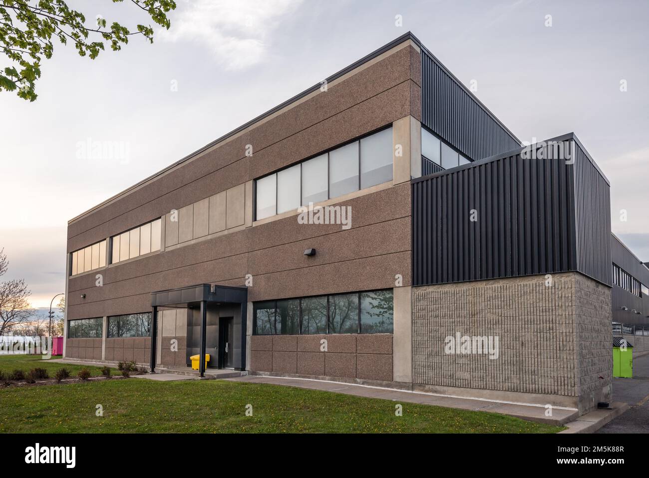 The exterior facade of a generic small business Stock Photo - Alamy