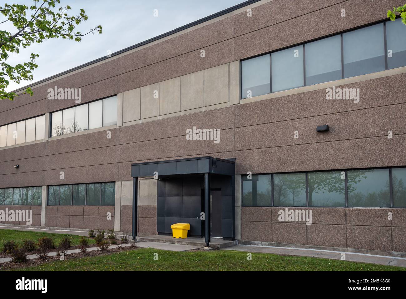 The exterior facade of a generic small business Stock Photo - Alamy