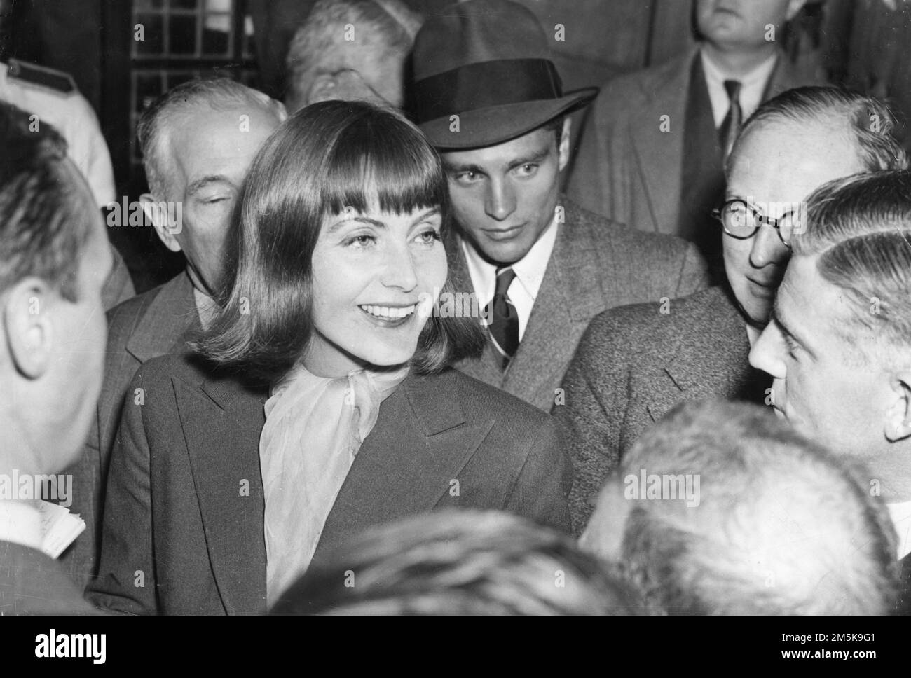 GRETA GARBO met by the Press when she returned from a holiday in Europe in October 1938 accompanied by LEOPOLD STOKOWSKI Stock Photo