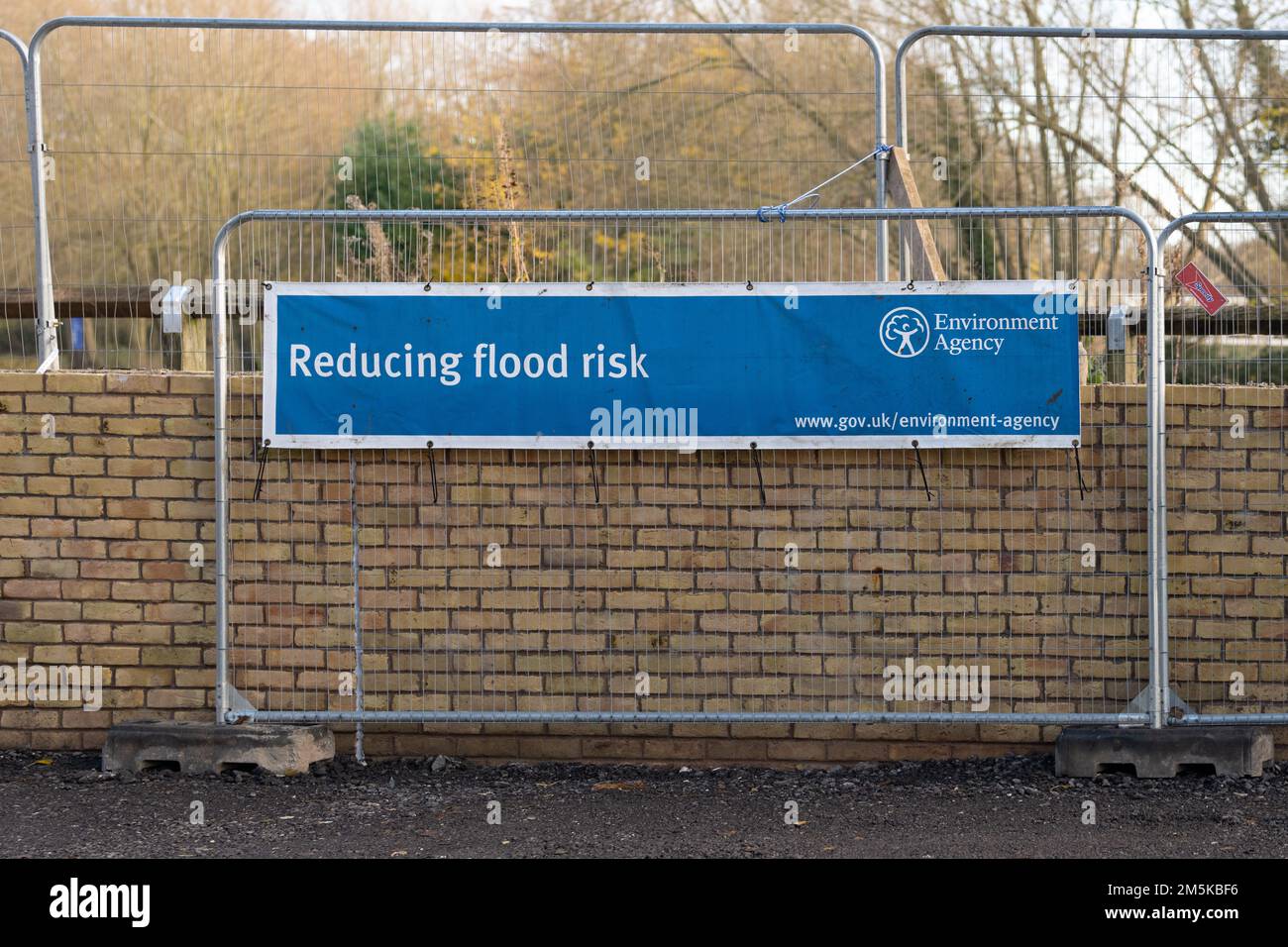 Environment Agency Reducing flood risk banner in front of flood defence wall under construction, Boat Inn, Sprotbrough, Doncaster, England, UK Stock Photo