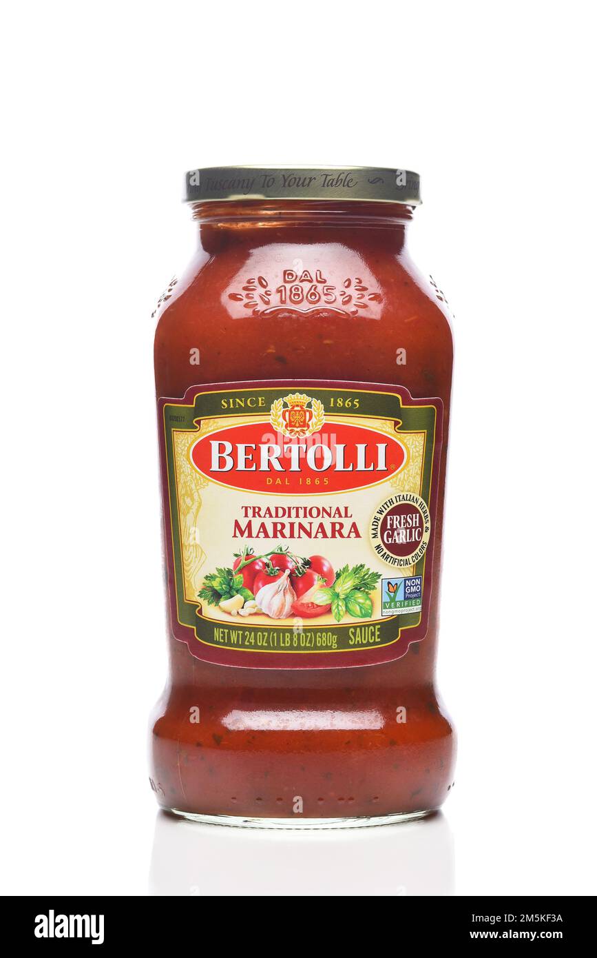 IRIVNE, CALIFORNIA - 23 DEC 2022: A Bottle of Bertolli Traditional Marinara Sauce. Stock Photo