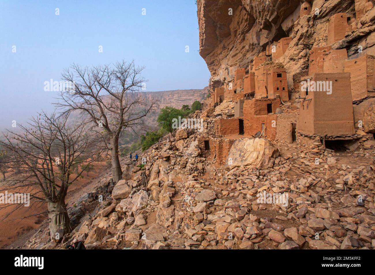 Dogon village in rock-face near Teli, Bandiagara Escarpment (Falaise de Bandiagara), Dogon land, Mali Stock Photo