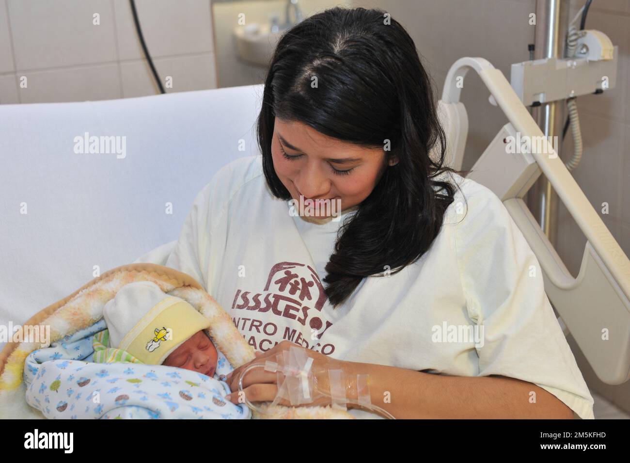 Mother with her newborn baby on the stretcher    Hospital: Institute of Security and Social Services for Workers of the State of Sonora. ISSSTESON. health, pensioners, affiliates, rights, hospital, chavez, health care, medical consultation. (Photo by IG/NortePhoto)  Madre con su bebe recien nacido en la camilla del    Hospital:  Instituto de Seguridad y Servicios Sociales de los Trabajadores del Estado de Sonora. ISSSTESON.  salud, pensionados, afiliados, derechos, hospital, chavez, atencion a la salud, consulta medica. (Photo by IG/NortePhoto) Stock Photo