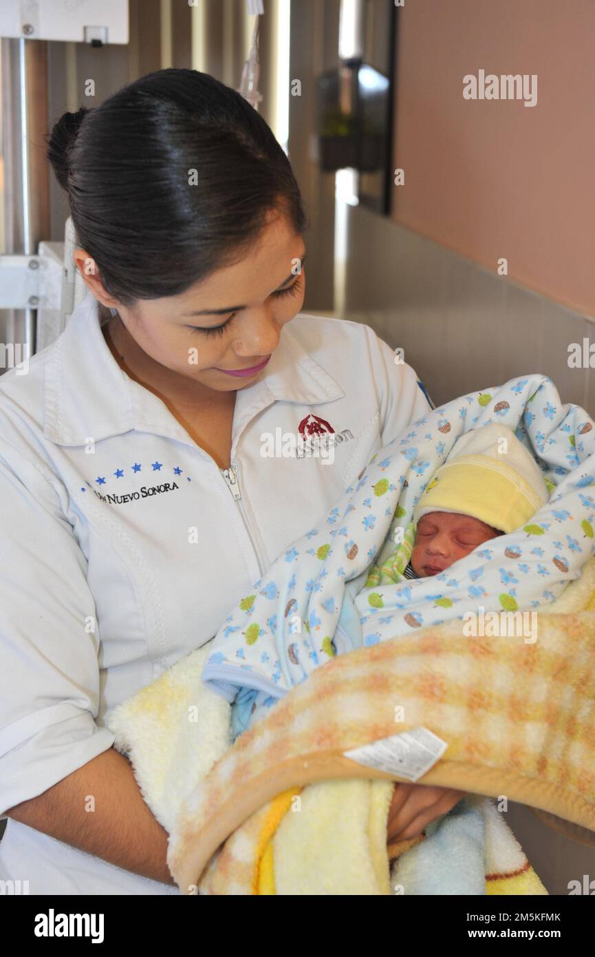 nurse with mother and her newborn baby on the hospital stretcher    Hospital: Institute of Security and Social Services for Workers of the State of Sonora. ISSSTESON. health, pensioners, affiliates, rights, hospital, chavez, health care, medical consultation. (Photo by IG/NortePhoto)  enfermera con Madre y su bebe recien nacido en la camilla del    Hospital:  Instituto de Seguridad y Servicios Sociales de los Trabajadores del Estado de Sonora. ISSSTESON.  salud, pensionados, afiliados, derechos, hospital, chavez, atencion a la salud, consulta medica. (Photo by IG/NortePhoto) Stock Photo