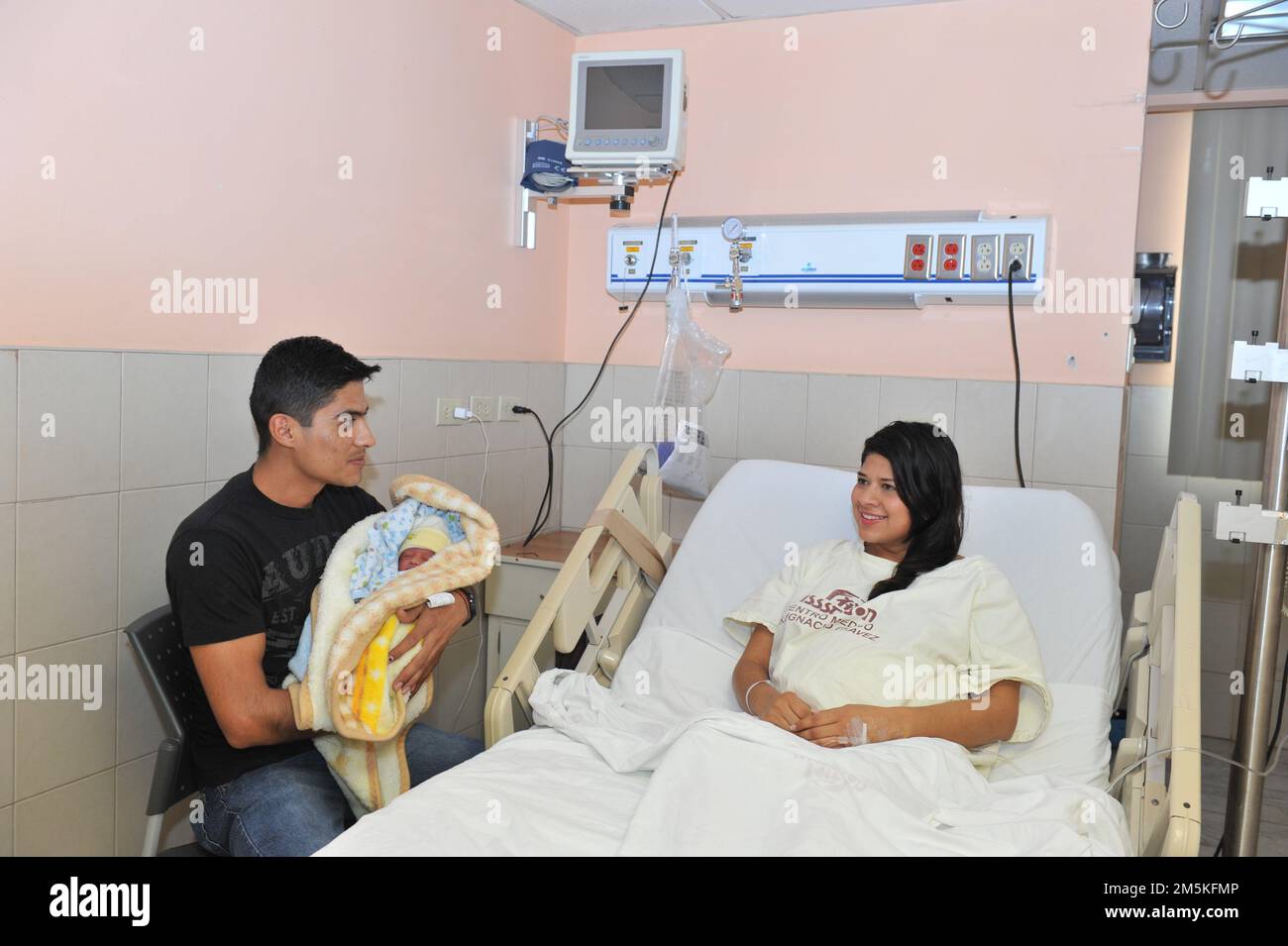 Father and mother with their newborn baby on the stretcher    Hospital: Institute of Security and Social Services for Workers of the State of Sonora. ISSSTESON. health, pensioners, affiliates, rights, hospital, chavez, health care, medical consultation. (Photo by IG/NortePhoto)  Padre y madre con su bebe recien nacido en la camilla del    Hospital:  Instituto de Seguridad y Servicios Sociales de los Trabajadores del Estado de Sonora. ISSSTESON.  salud, pensionados, afiliados, derechos, hospital, chavez, atencion a la salud, consulta medica. (Photo by IG/NortePhoto) Stock Photo