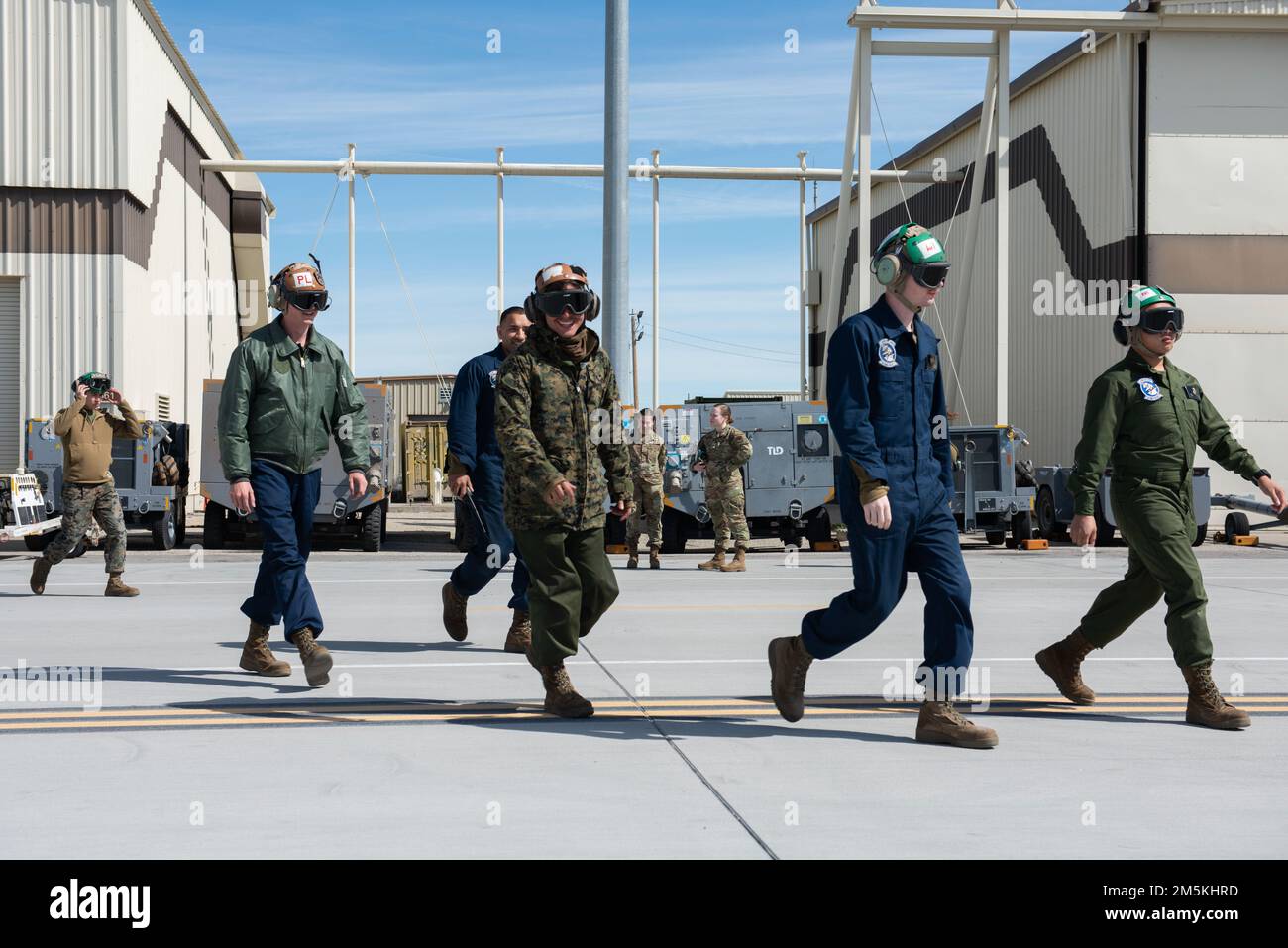 U.S. Marine Corps avionics and power-liners from Marine Fighter Attack Training Squadron (VMFAT) 501 walk across the flightline at Mountain Home Air Force Base, Idaho, Mar. 22, 2022. VMFAT-501 is a subordinate unit of 2nd Marine Aircraft Wing, the aviation combat element of II Marine Expeditionary Force. Stock Photo