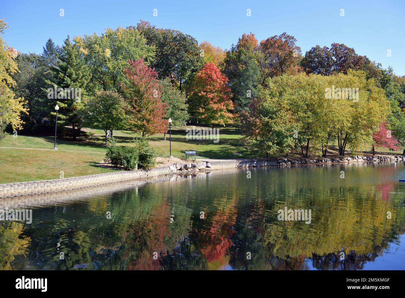 Elgin, Illinois, USA. The beauty and color of the autumn season in evidence around a lake at a park in northeastern Illinois. Stock Photo