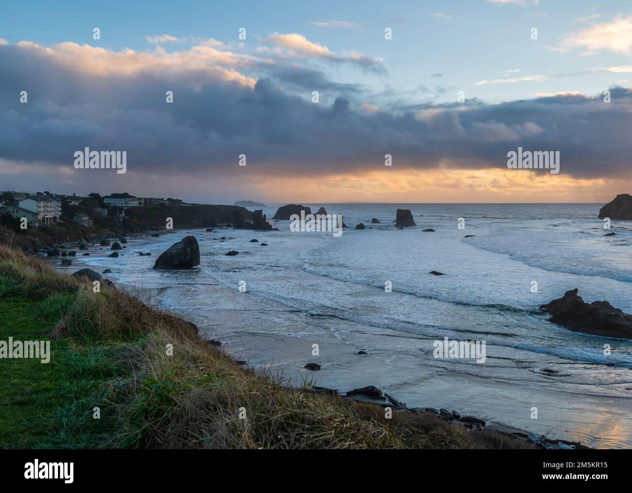 Vacation homes overlook Bandon beach at the Oregon Coast Stock Photo