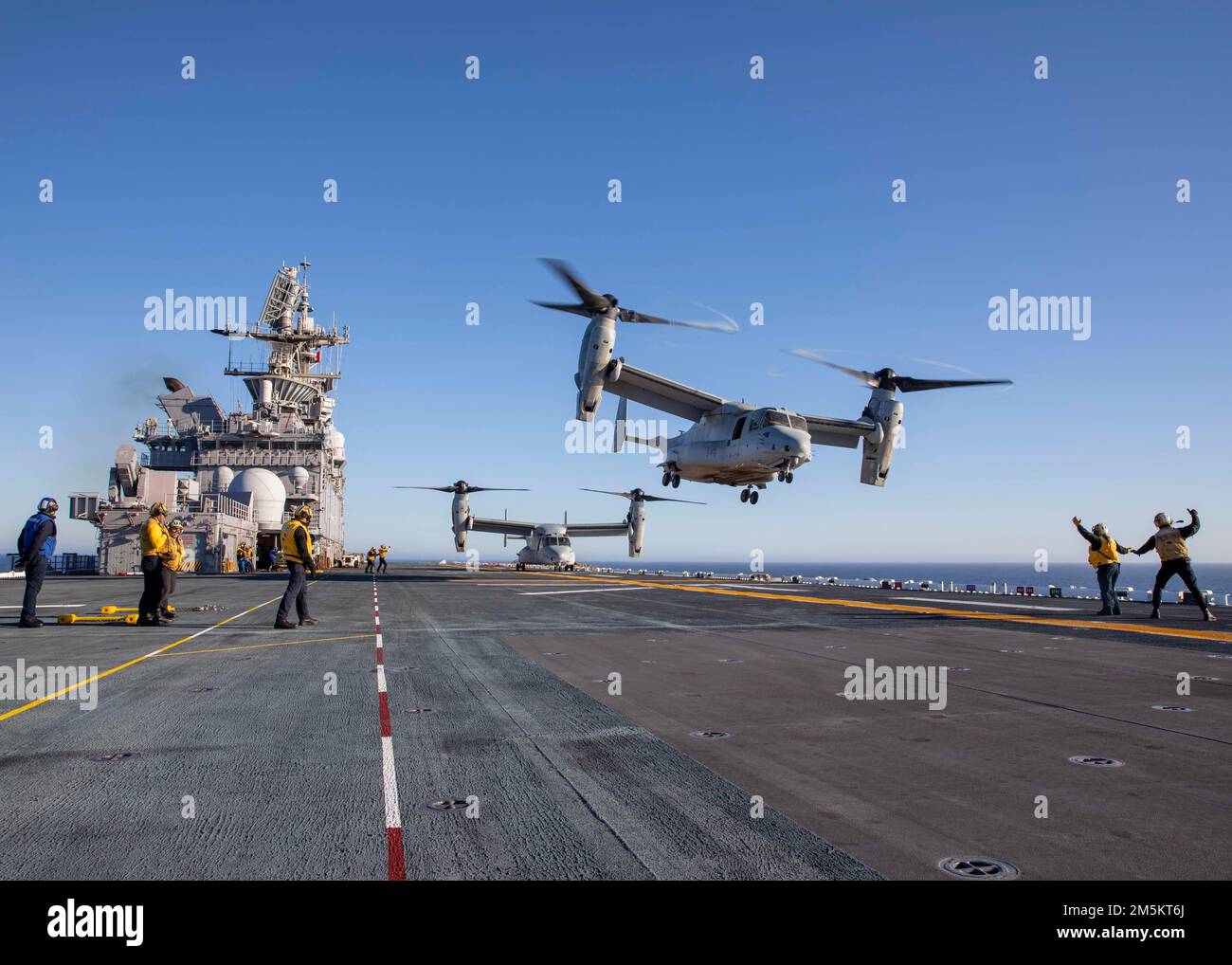 220323-N-IV962-1343    PACIFIC OCEAN (March 23, 2022) – An MV-22 Osprey, assigned to Marine Medium Tiltrotor Squadron (VMM) 362, takes off from the flight deck of amphibious assault ship USS Makin Island (LHD 8), March 23. Makin Island is underway conducting routine operations in U.S. 3rd Fleet. Stock Photo