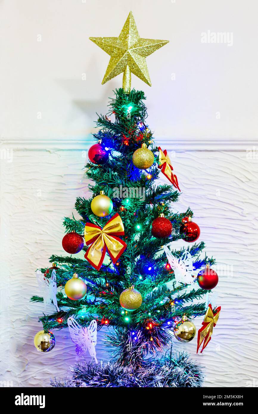 Red ball christmas tree hi-res stock photography and images - Alamy