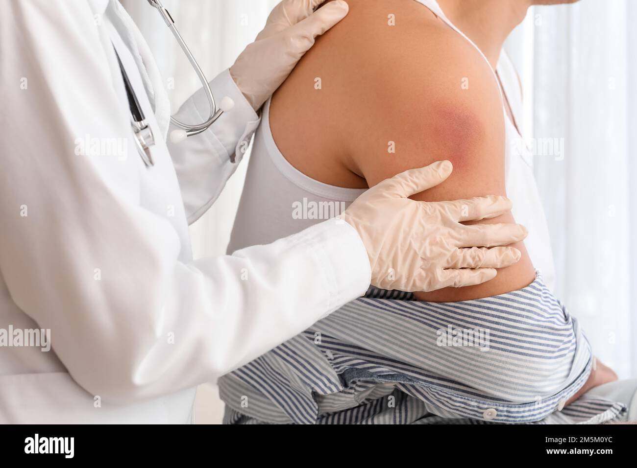 Doctor examining injured shoulder hi-res stock photography and images ...