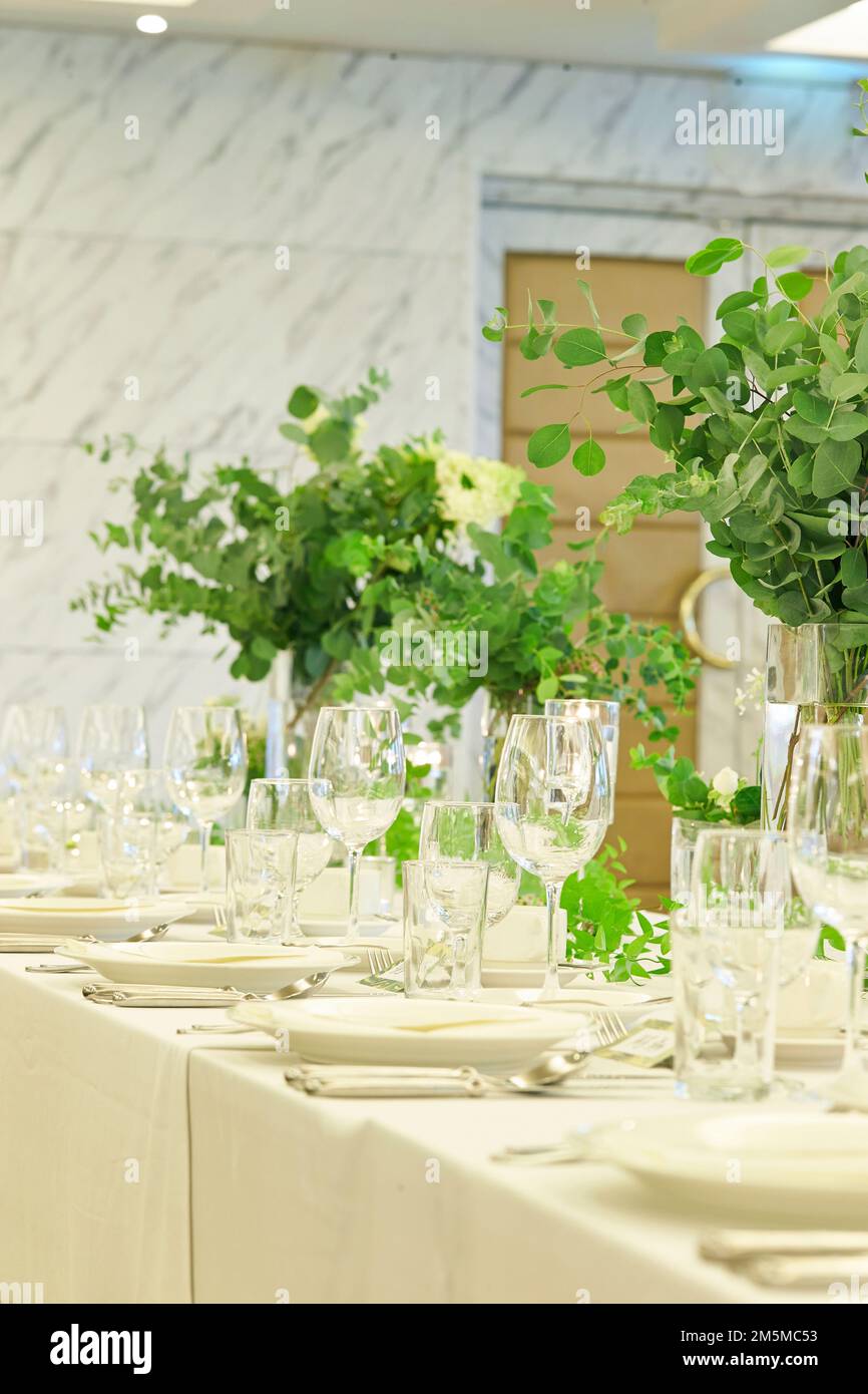 wedding reception table setting Stock Photo Alamy