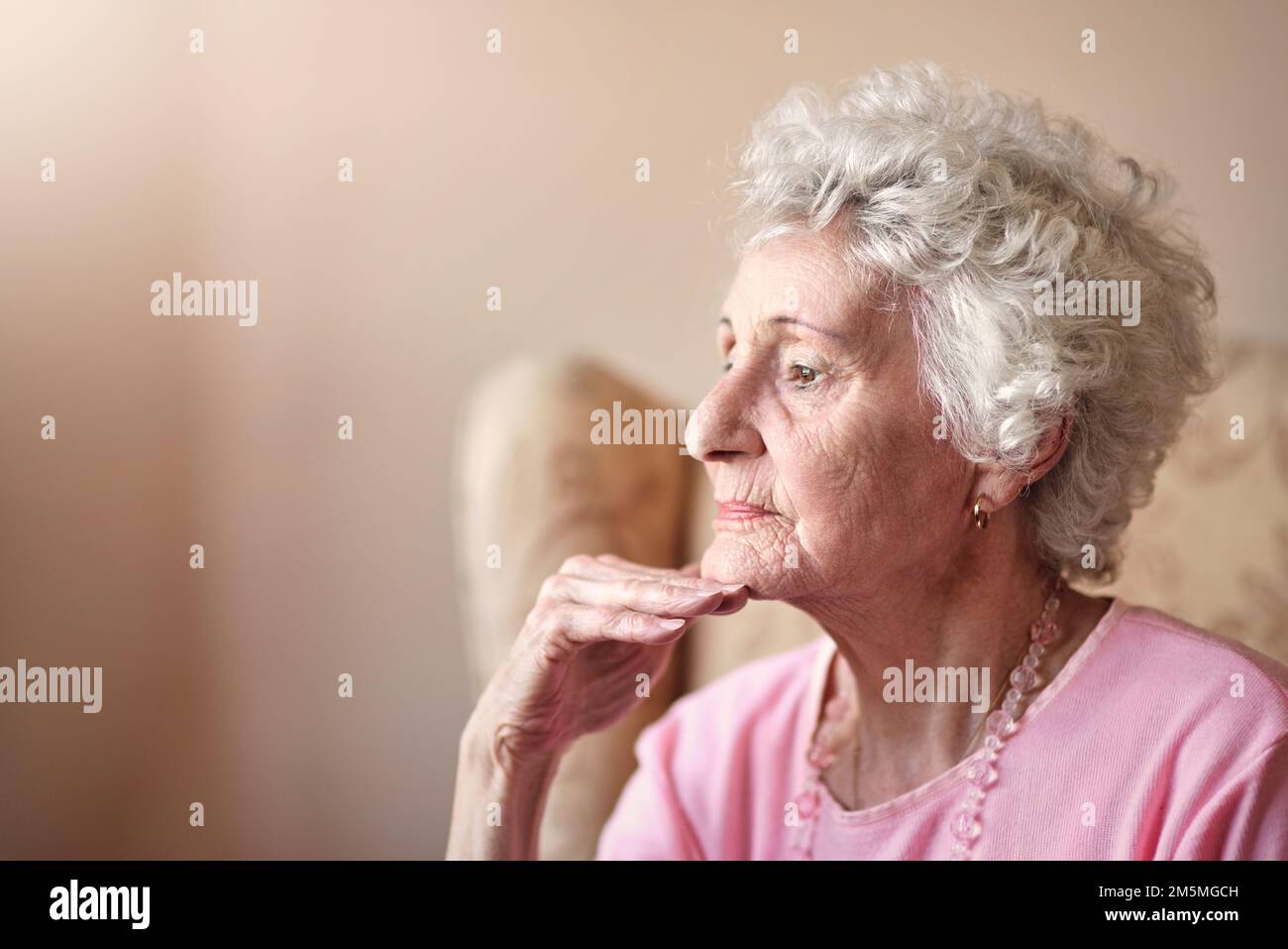 Old woman alone chair sad hi-res stock photography and images - Alamy