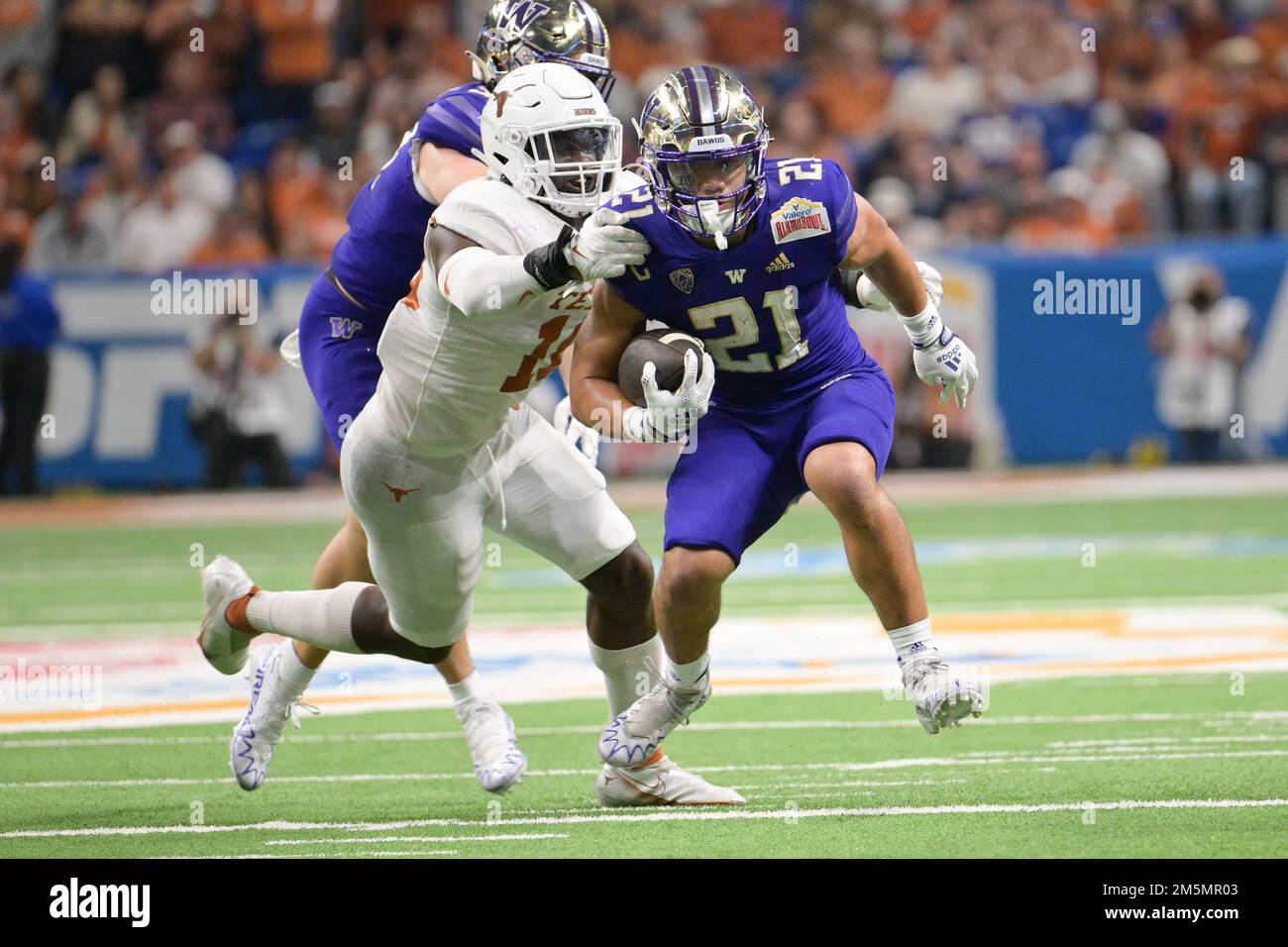 San Antonio TX USA. 29th Dec 2022. Washington Huskies running