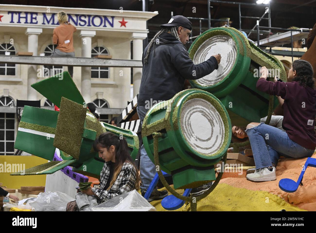 Irwindale, United States. 29th Dec, 2022. Volunteers use thousands of flowers and other plant material to prepare floats for the 134th annual Tournament of Roses Parade in Irwindale, California on Thursday, December 29, 2022. The Rose Parade will be televised live from Pasadena on January 2, 2023. Photo by Jim Ruymen/UPI Credit: UPI/Alamy Live News Stock Photo