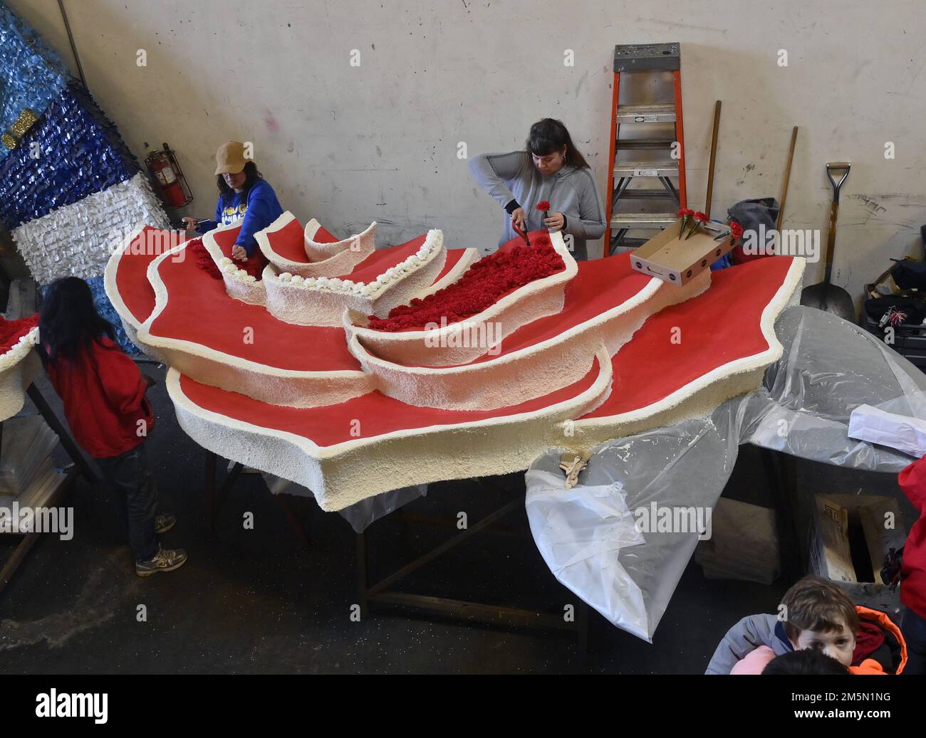 Irwindale, United States. 29th Dec, 2022. Volunteers use thousands of flowers and other plant material to prepare floats for the 134th annual Tournament of Roses Parade in Irwindale, California on Thursday, December 29, 2022. The Rose Parade will be televised live from Pasadena on January 2, 2023. Photo by Jim Ruymen/UPI Credit: UPI/Alamy Live News Stock Photo