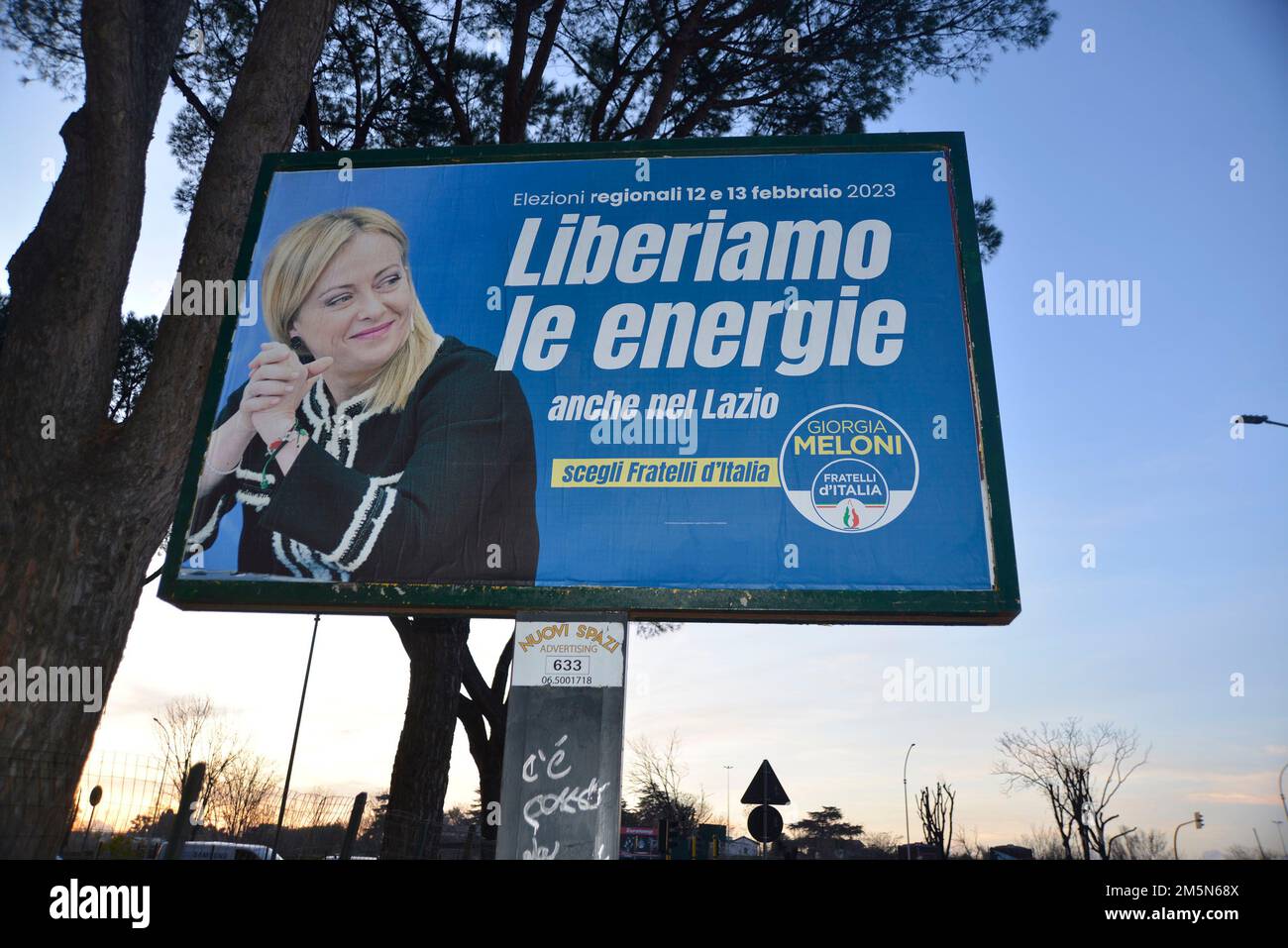 Roma tappezzata di cartelloni pubblicitari di Giorgia Meloni, Presidente del Consiglio Stock Photo