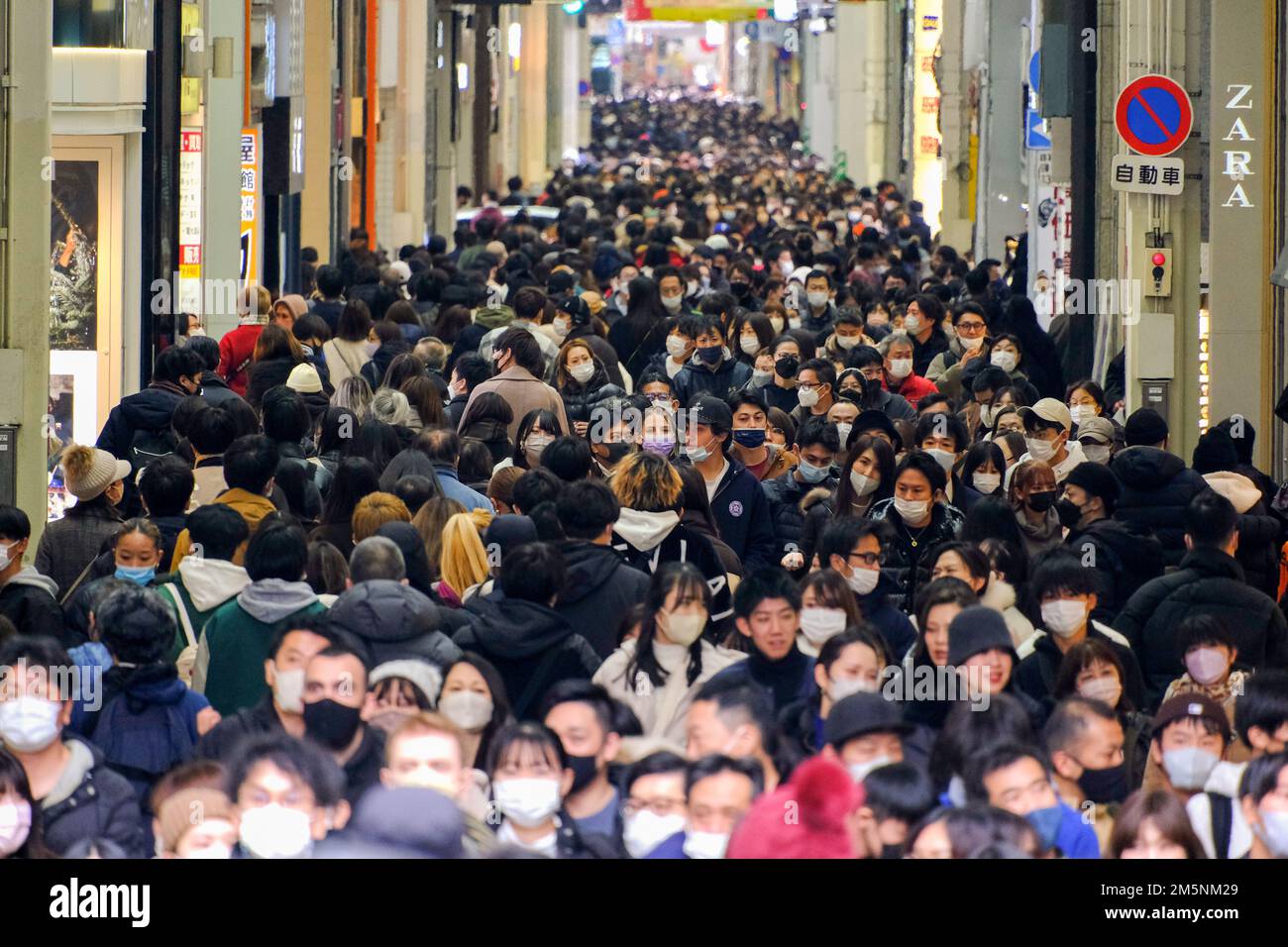 Osaka, Japan. 30th Dec, 2022. People shop along the streets of Shinsaibashi in Osaka, Japan. Shinsaibashi is a narrow street market filled with more than 500 retailers based near Ueno station. Every year shoppers came to the popular spot to buy food for the New Year celebration. Credit: SOPA Images Limited/Alamy Live News Stock Photo