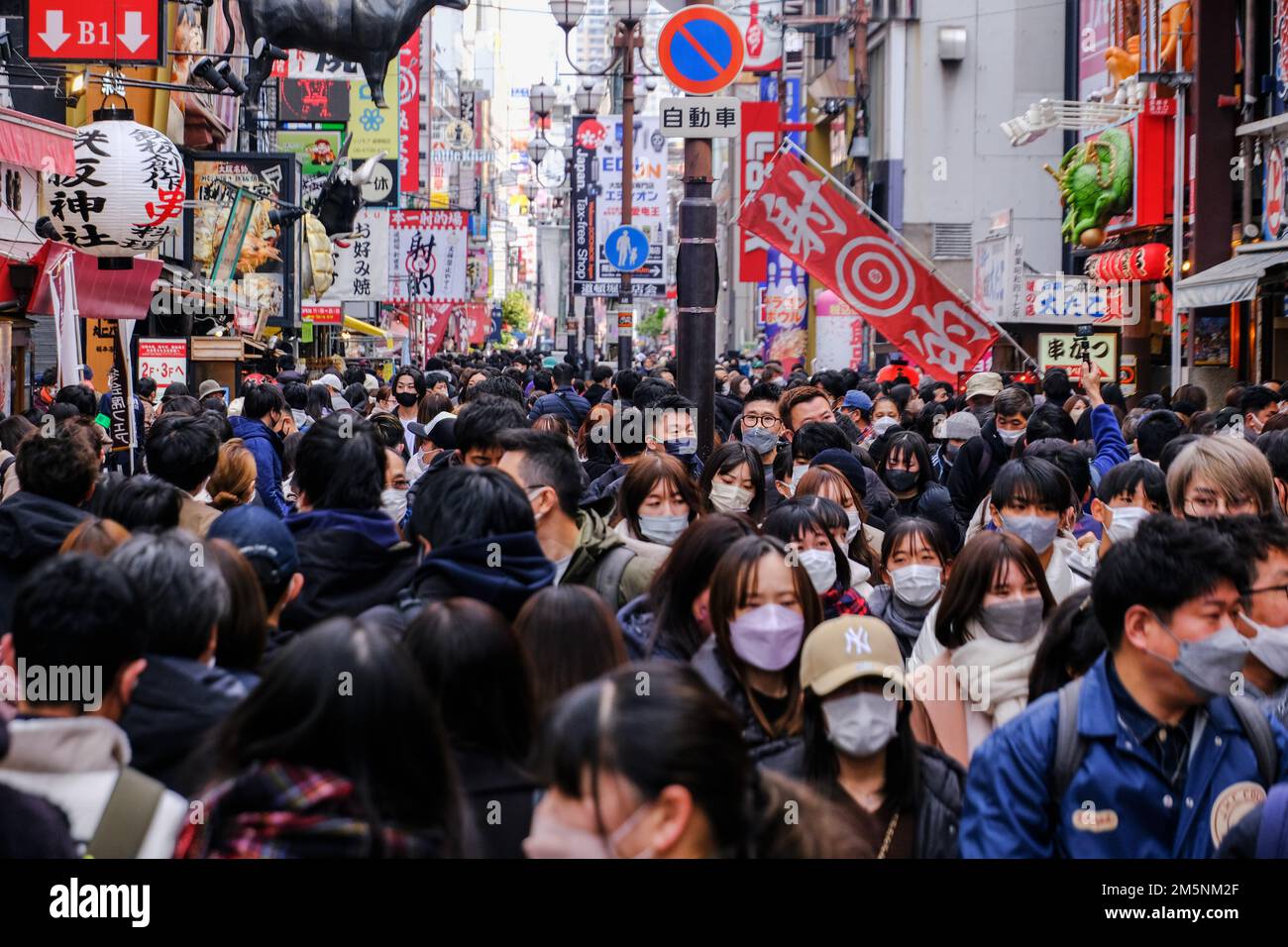 Osaka, Japan. 30th Dec, 2022. People shop along the streets of Shinsaibashi in Osaka, Japan. Shinsaibashi is a narrow street market filled with more than 500 retailers based near Ueno station. Every year shoppers came to the popular spot to buy food for the New Year celebration. Credit: SOPA Images Limited/Alamy Live News Stock Photo