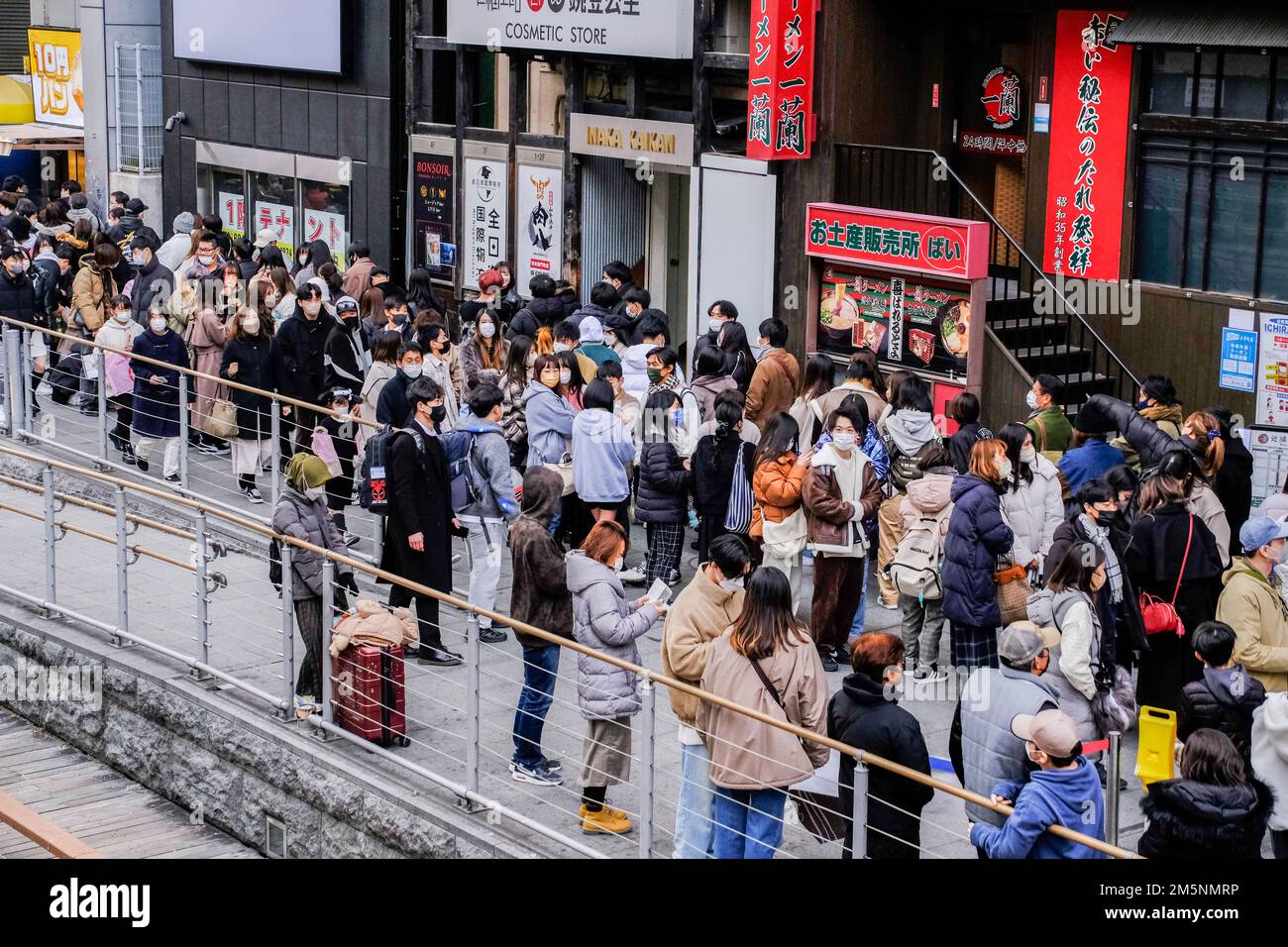 Osaka, Japan. 30th Dec, 2022. People shop along the streets of Shinsaibashi in Osaka, Japan. Shinsaibashi is a narrow street market filled with more than 500 retailers based near Ueno station. Every year shoppers came to the popular spot to buy food for the New Year celebration. (Photo by James Matsumoto/SOPA Images/Sipa USA) Credit: Sipa USA/Alamy Live News Stock Photo