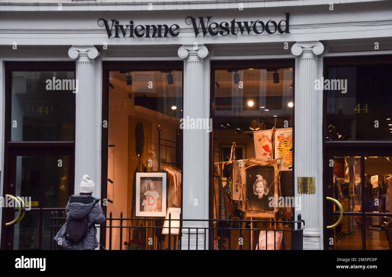 London, UK. 30th December 2022. A person reads the tribute at the Vivienne Westwood flagship store in Conduit Street, Mayfair, as the fashion designer and punk icon dies aged 81. Credit: Vuk Valcic/Alamy Live News Stock Photo