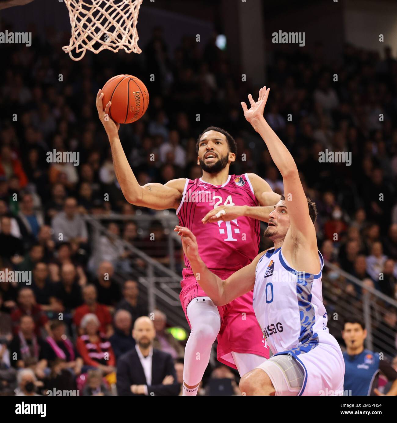 Bonn, Germany. 29th Dec, 2022. Deane Williams (Bonn), Lukas Wank  (Frankfurt), Telekom Dome, Basketball Bundesliga, 12. Spieltag, Telekom  Baskets Bonn vs Fraport Skyliners Frankfurt. Credit: Juergen Schwarz/Alamy  Live News Stock Photo - Alamy