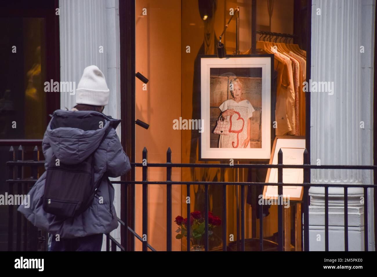December 30, 2022, London, England, United Kingdom: A person reads the tribute at the Vivienne Westwood flagship store in Conduit Street, Mayfair, as the fashion designer and punk icon died aged 81. (Credit Image: © Vuk Valcic/ZUMA Press Wire) Stock Photo