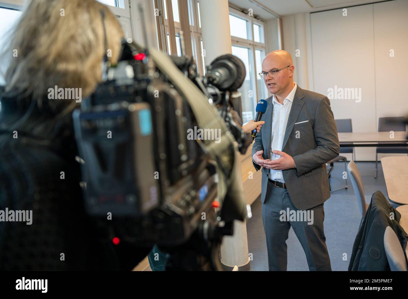 Kiel, Deutschland,  30. 12.2022  Bericht zur aktuellen Lage der Reinigungsmaßnahmen gegen die Ölverschmutzung auf dem Nord-Ostsee-Kanal mit Umweltmini Stock Photo