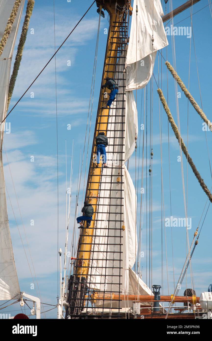Indonesian tall ship Dewaruci crew on ratlines Stock Photo Alamy