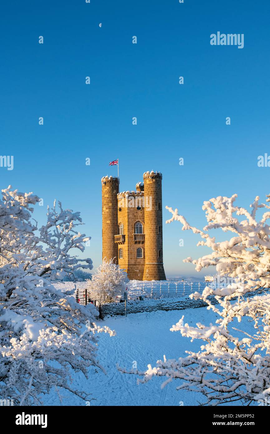 Broadway Tower at sunrise in the snow along the cotswold way. Broadway, Cotswolds, Worcestershire, England Stock Photo