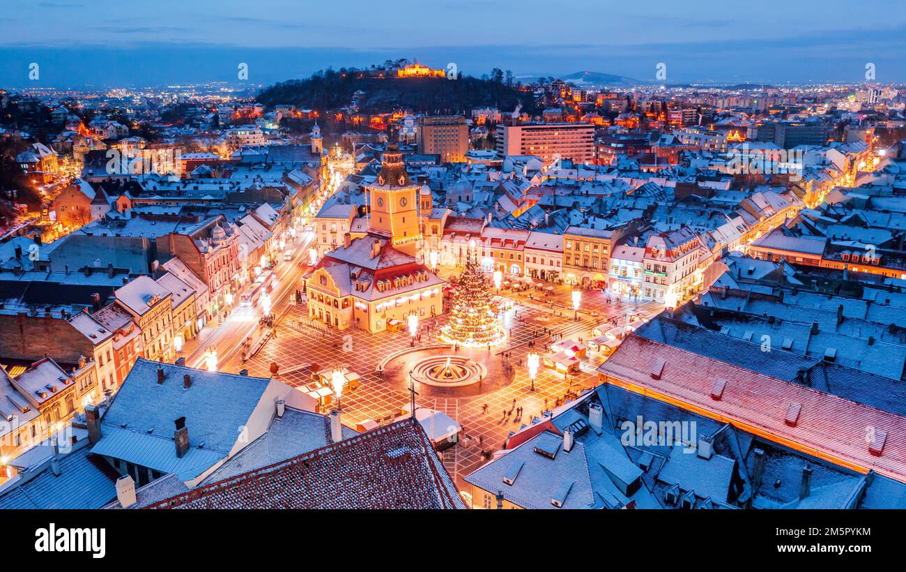 Brasov, Romania. Winter Christmas 2022 aerial drone view with Christmas Market and  Council Square, Transylvania landmark. Stock Photo