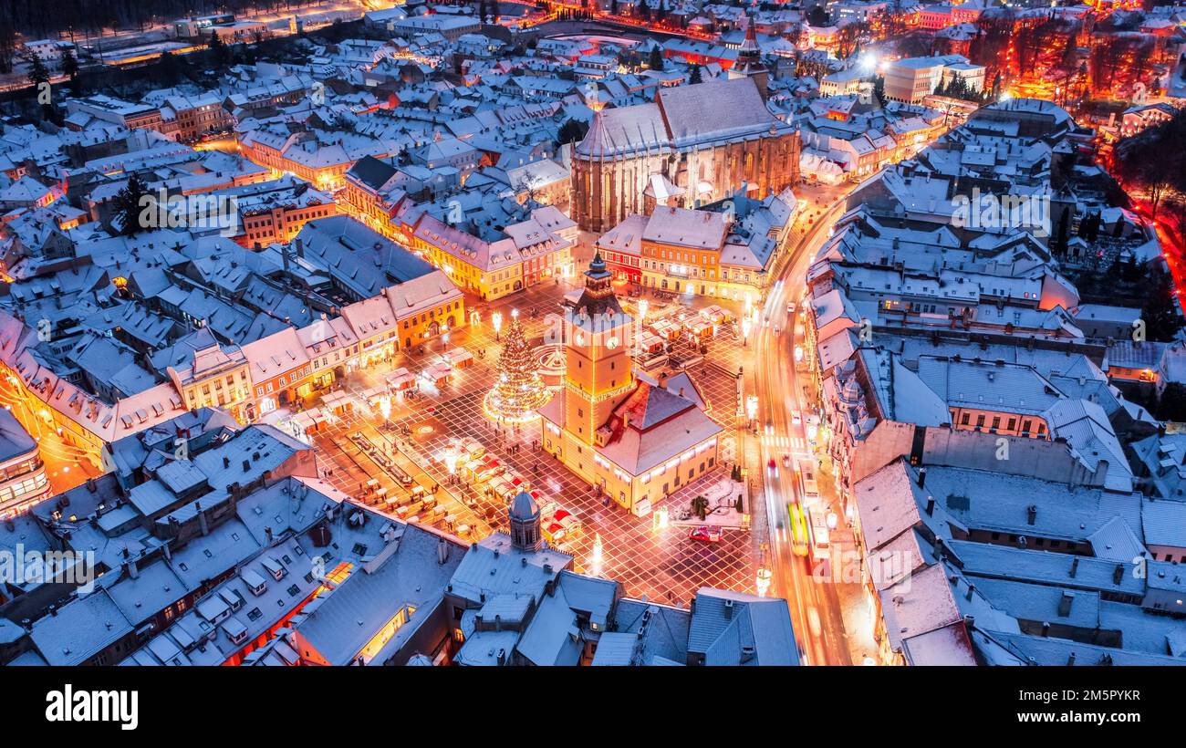 Brasov, Romania. Winter Christmas 2022 aerial drone view with Christmas Market and  Council Square, Transylvania landmark. Stock Photo
