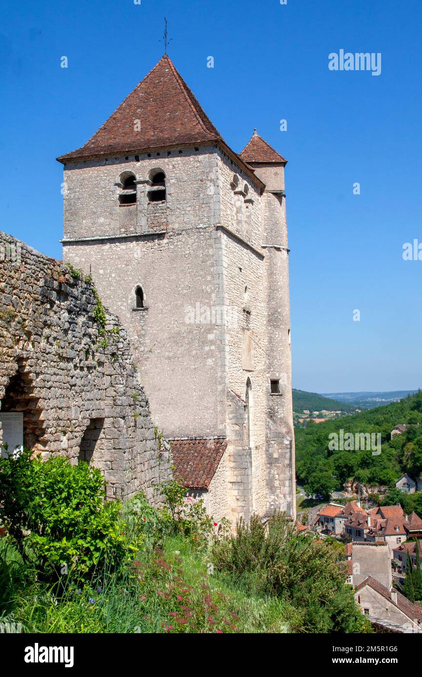 SaintCirqLapopie. Eglise fortifiée du village Stock Photo Alamy