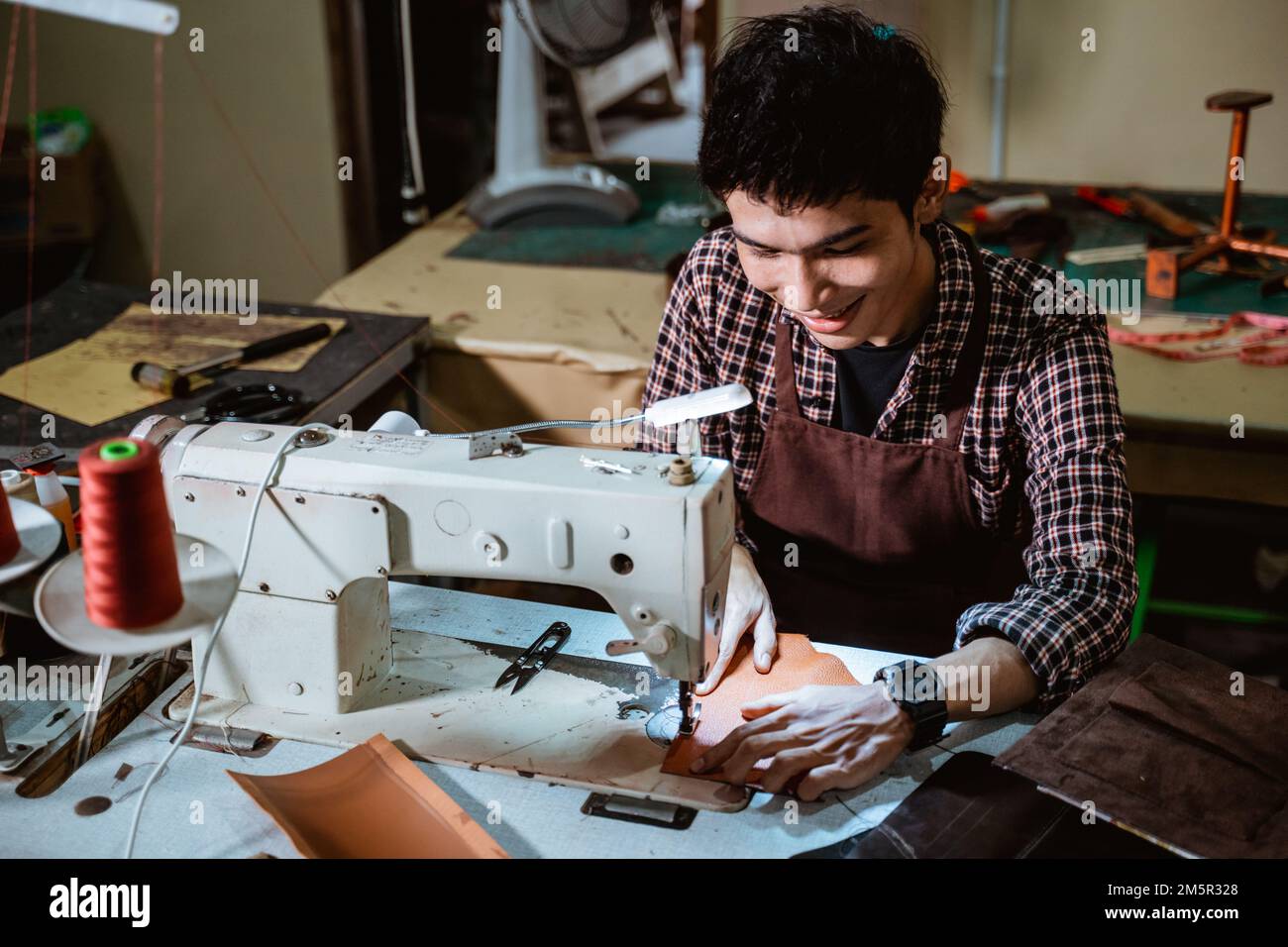 Craftsman using sewing machine leather hi-res stock photography and ...
