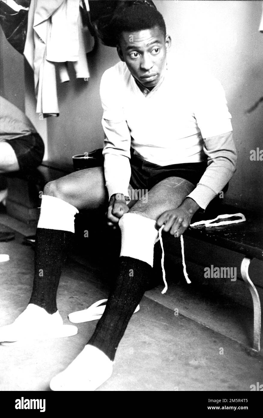 1971 - PELE  suits up in a locker room, 1971. (Credit Image: © Giancarlo Botti/ZUMA Wire) Stock Photo
