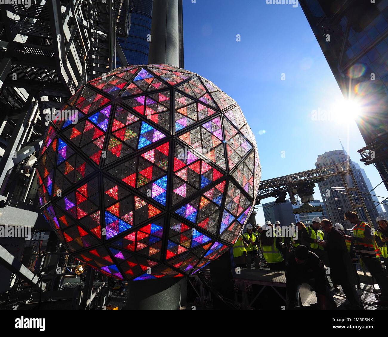 New York, NY, USA. 30th Dec, 2022. The Times Square New Year's Eve Ball is tested in preparation for the December 31 celebration in Times Square, New York City, on December 30, 2022. - With the ball lit, it is sent to the top of the 130-foot (39.6-meter) pole on One Times Square (Credit Image: © Debra L. Rothenberg/ZUMA Press Wire) Stock Photo