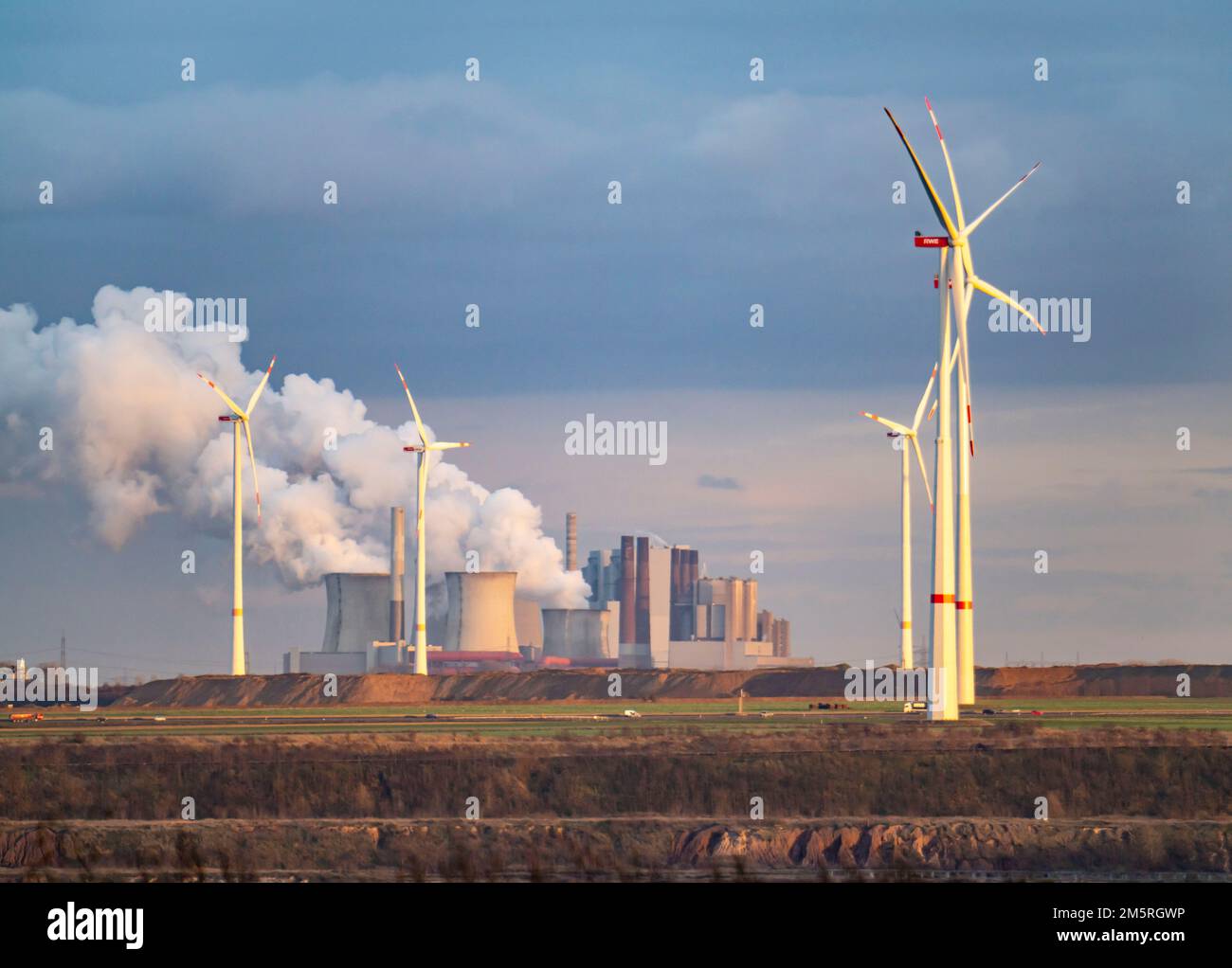 Lignite-fired power plant, RWE Power AG Seurat power plant, wind power plants, 2 units were shut down in 2020/21 and restarted in June 22 to replace g Stock Photo