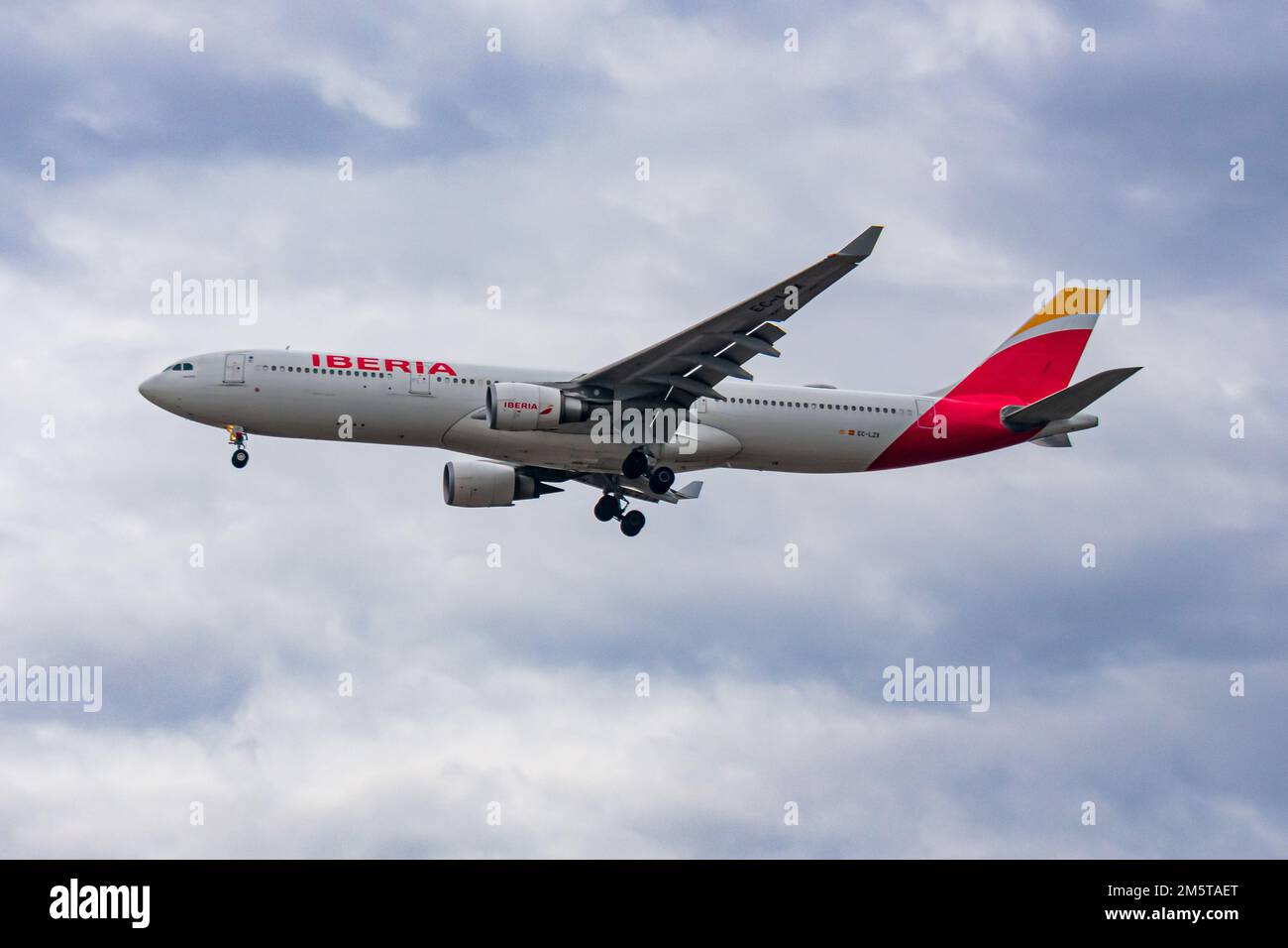 Chicago, IL, United States - December 30, 2022: Iberia Airbus A330-300 (EC-LZX) landing at Chicago O'Hare International Airport. Stock Photo