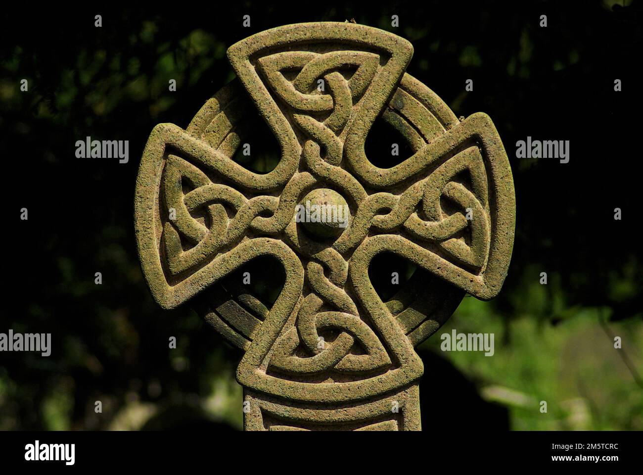 Celtic cross statue in Southampton historical graveyard Stock Photo Alamy