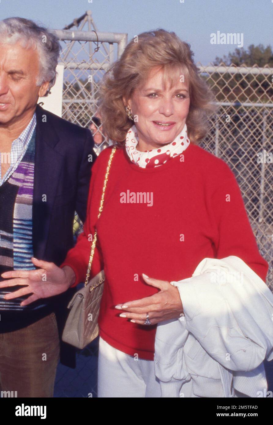 file-photo-barbara-walters-has-passed-away-at-93-barbara-walters