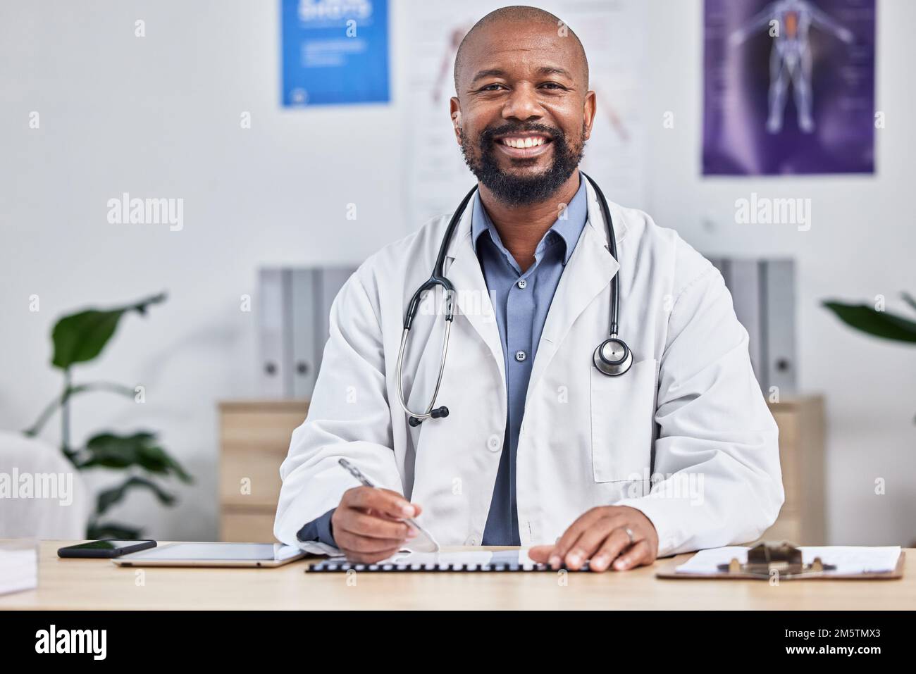 African male doctor hi-res stock photography and images - Alamy